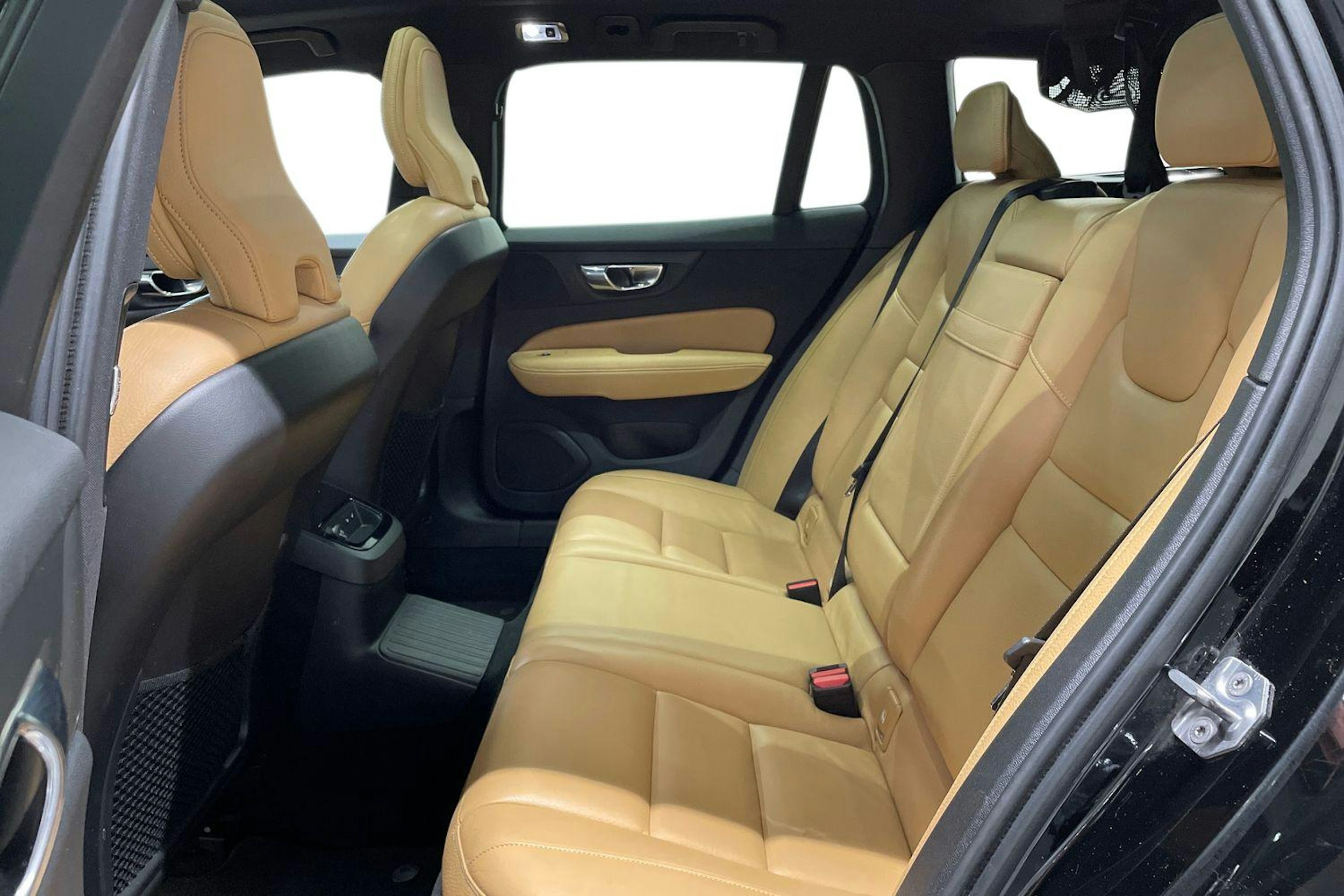 musta Volvo V60 2019 kuva 10.