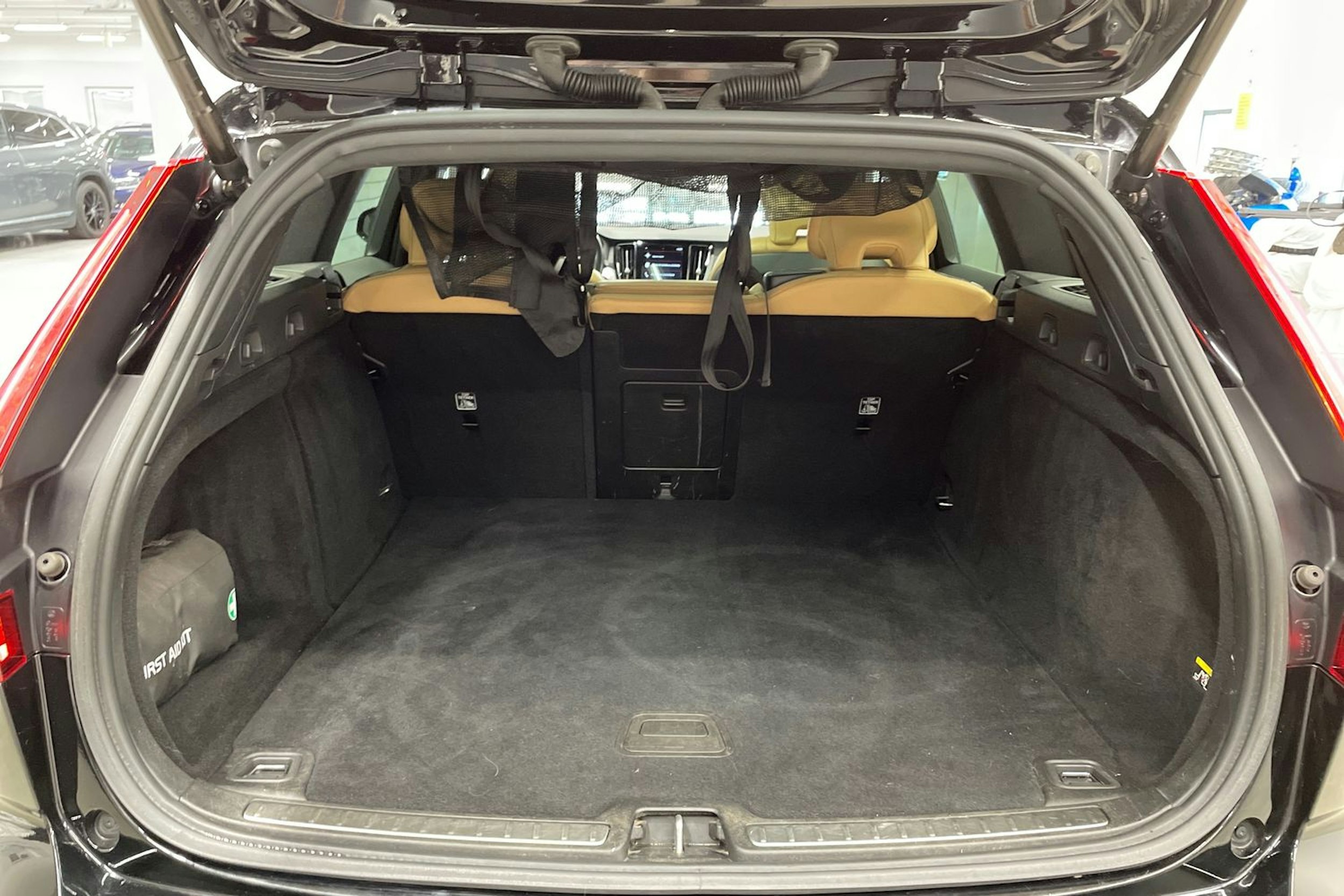 musta Volvo V60 2019 kuva 15.