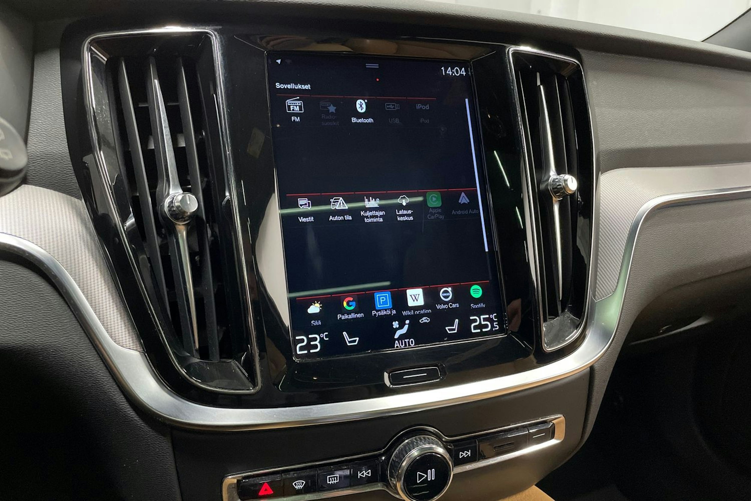 musta Volvo V60 2019 kuva 20.