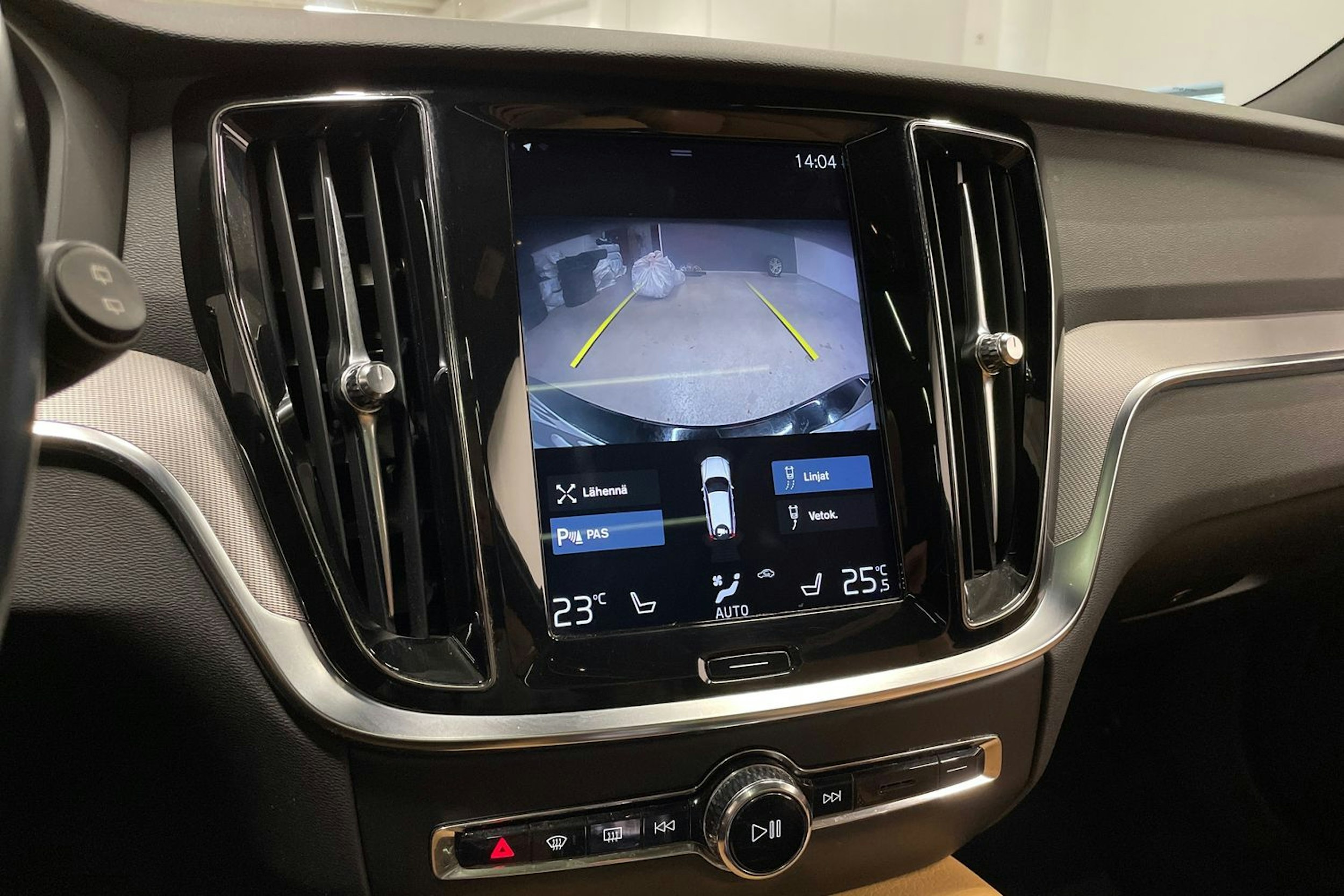 musta Volvo V60 2019 kuva 22.