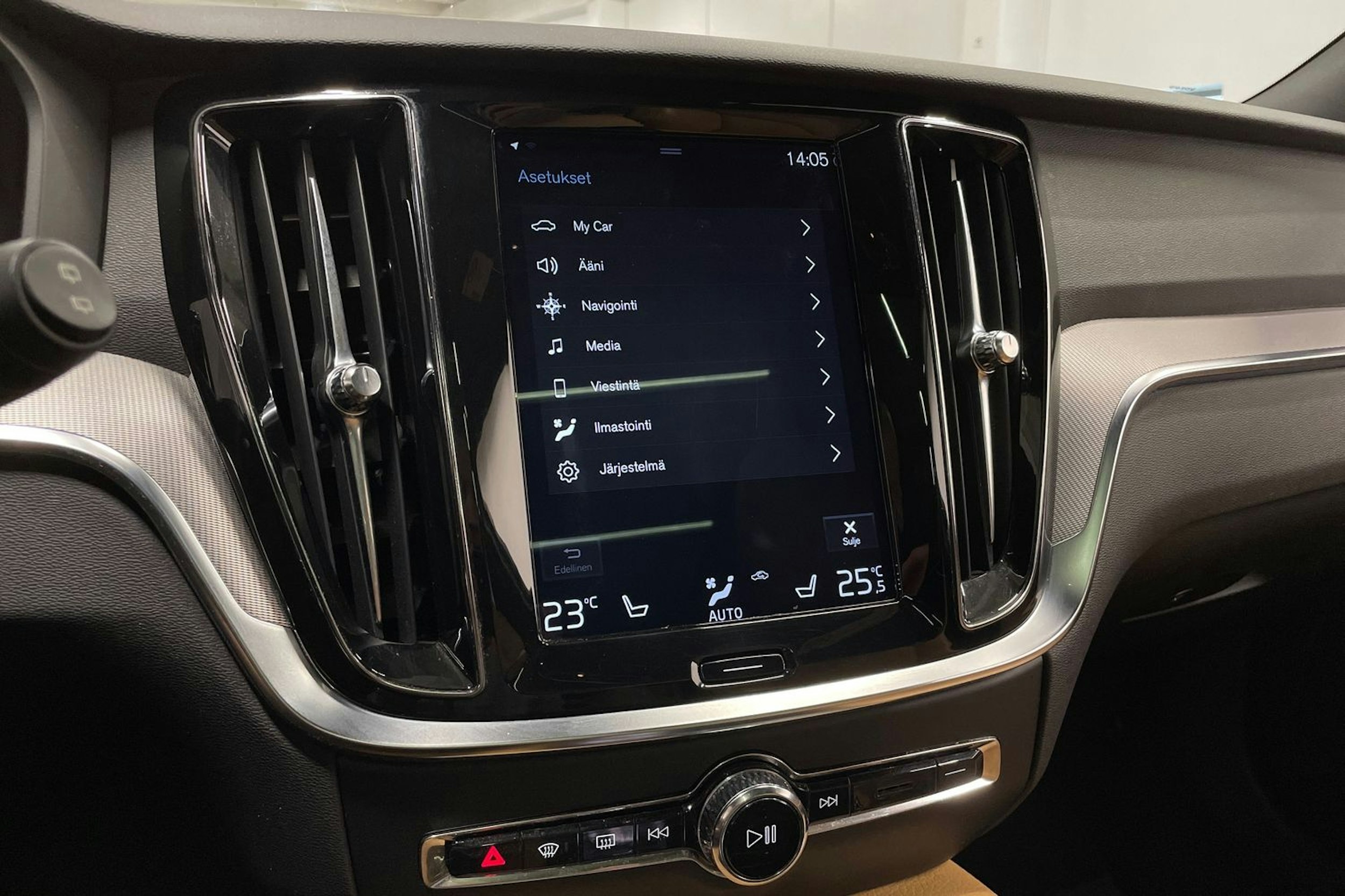 musta Volvo V60 2019 kuva 23.