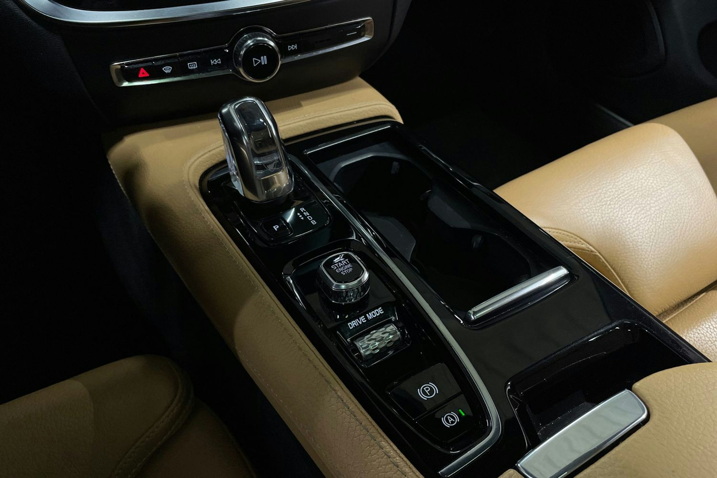 musta Volvo V60 2019 kuva 24.