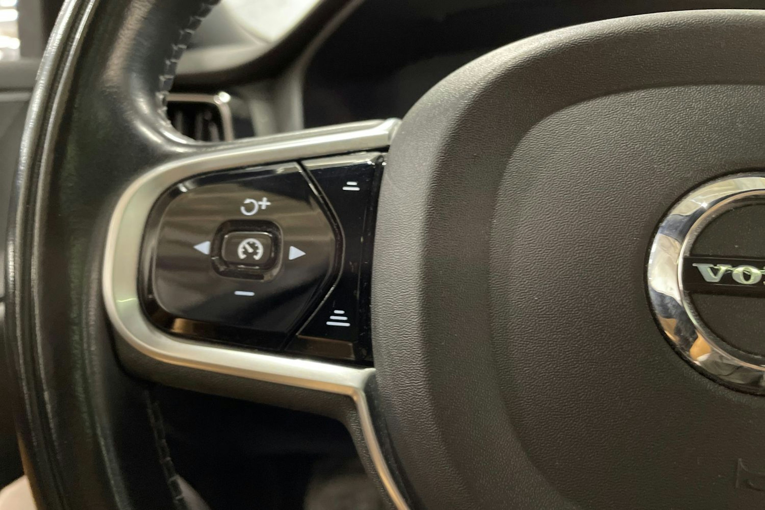 musta Volvo V60 2019 kuva 26.