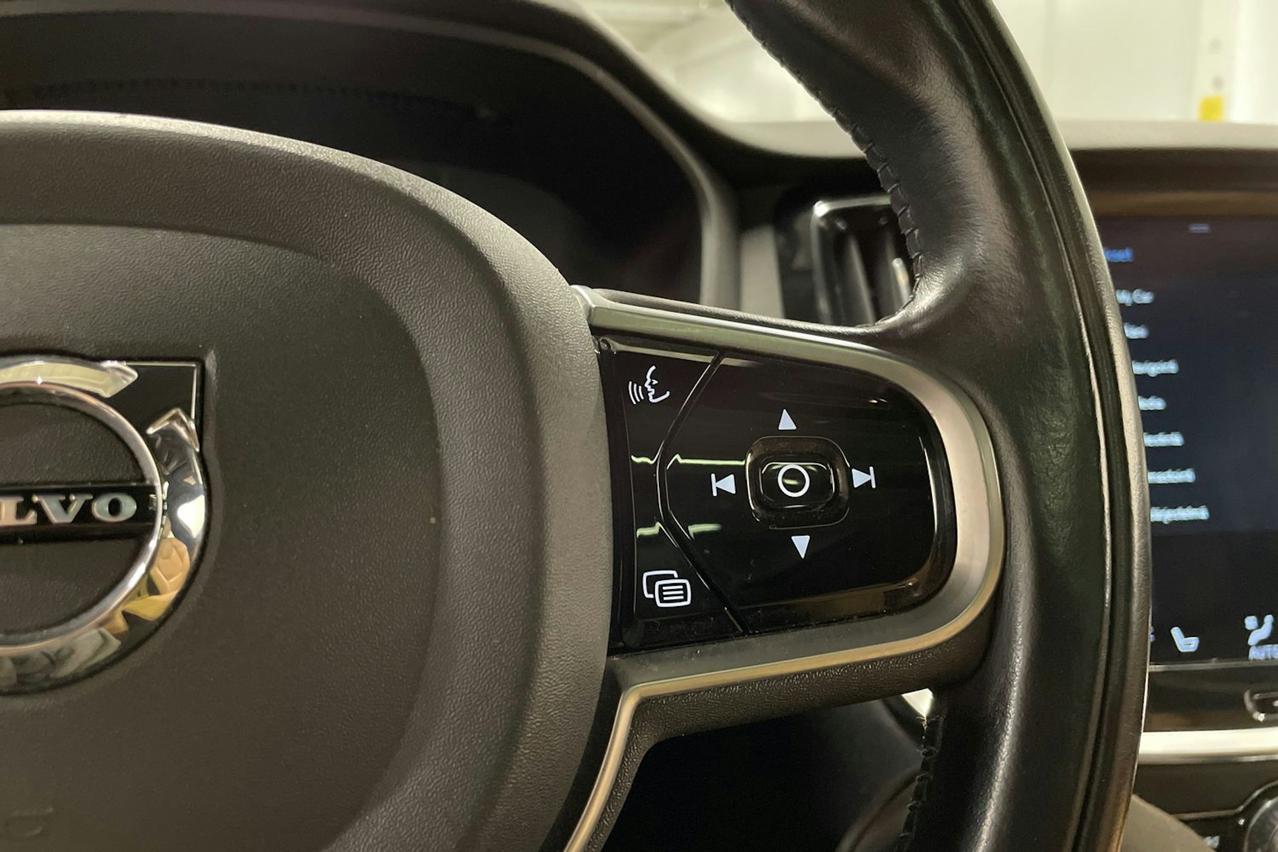 musta Volvo V60 2019 kuva 27.