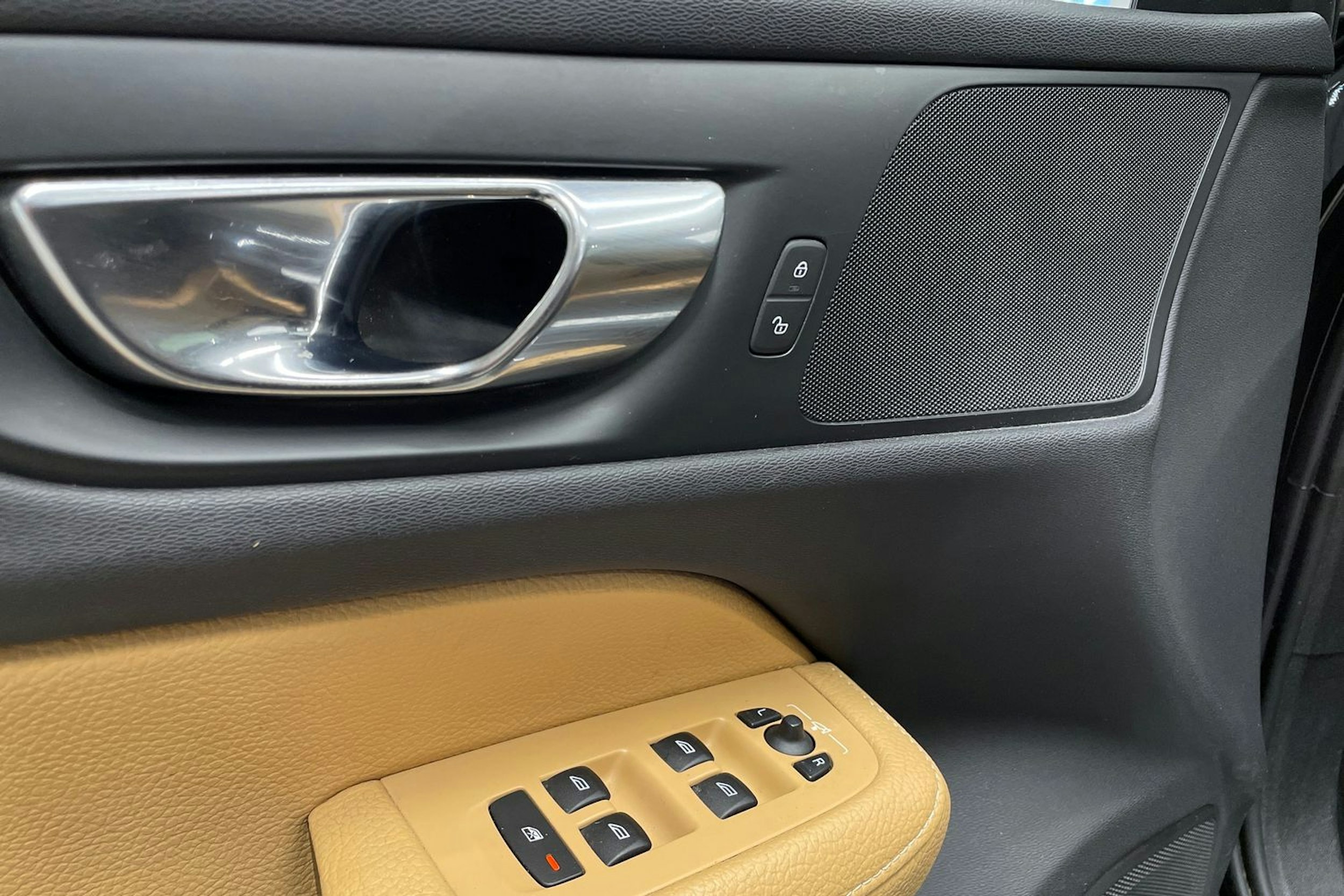 musta Volvo V60 2019 kuva 28.