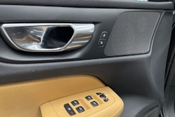 musta Volvo V60 2019 kuva 28.