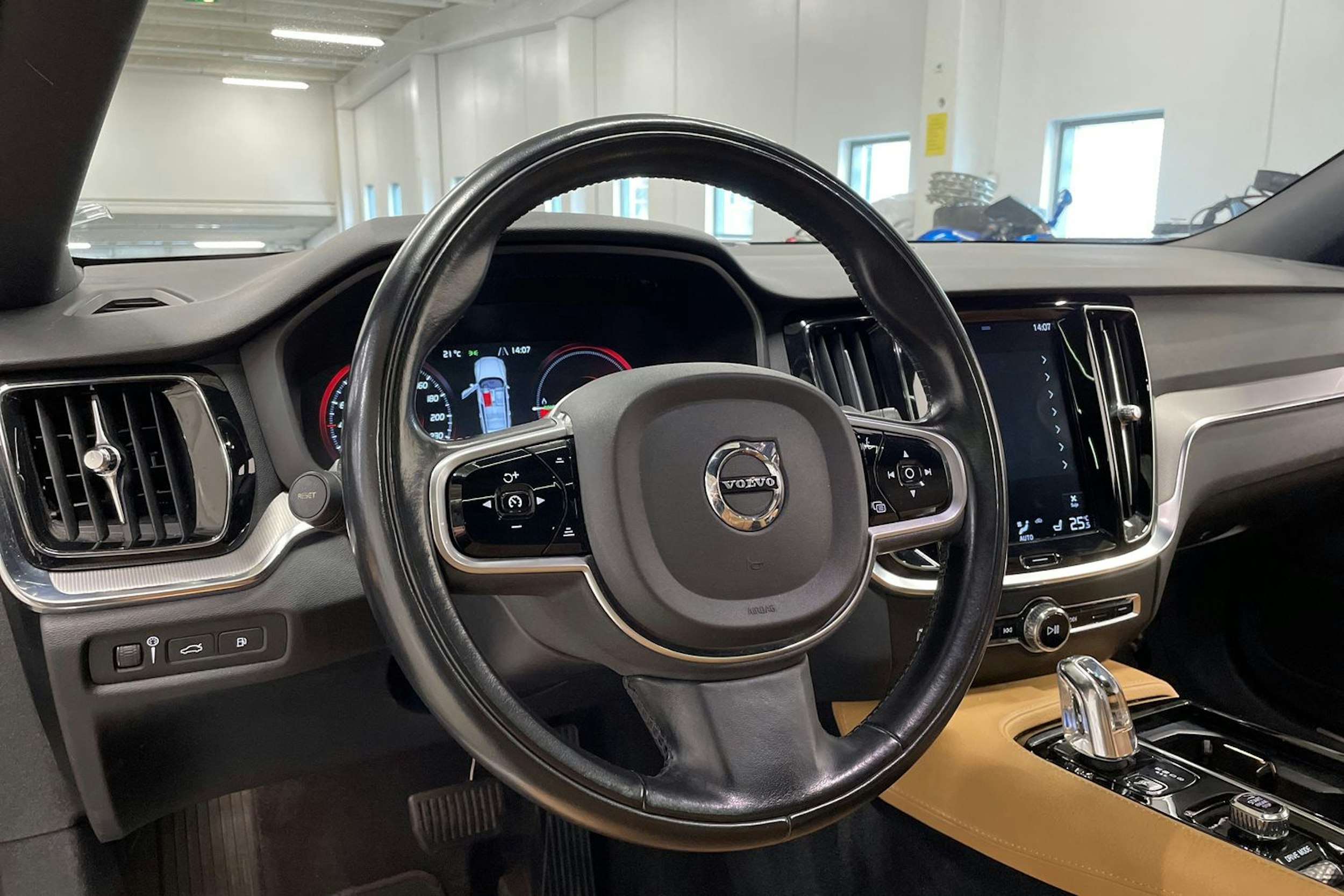 musta Volvo V60 2019 kuva 29.