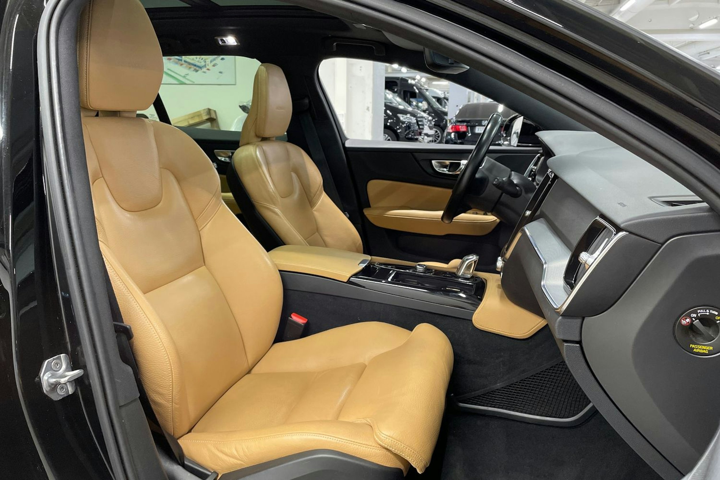 musta Volvo V60 2019 kuva 30.