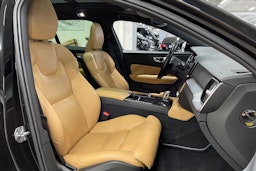 musta Volvo V60 2019 kuva 30.