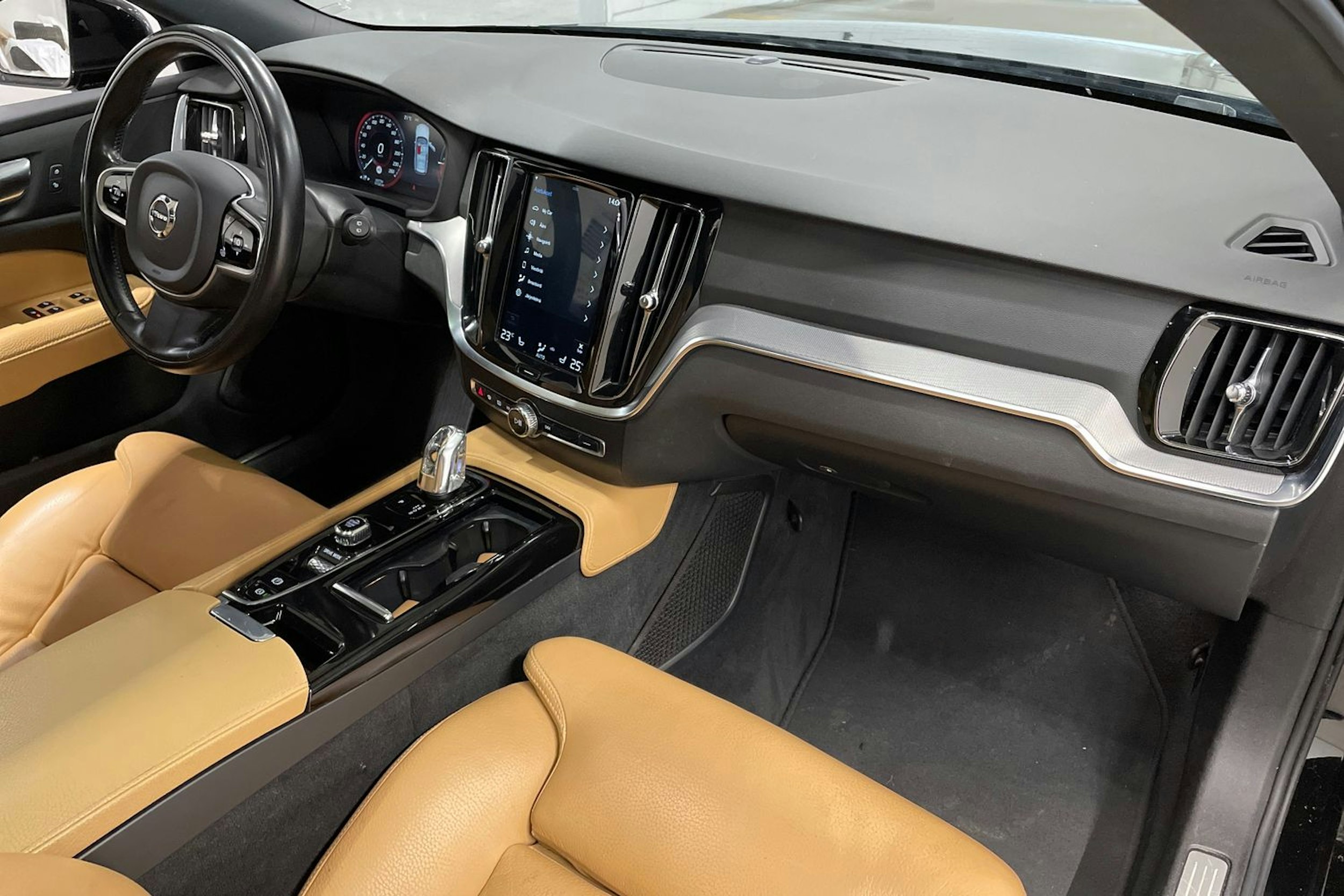 musta Volvo V60 2019 kuva 31.