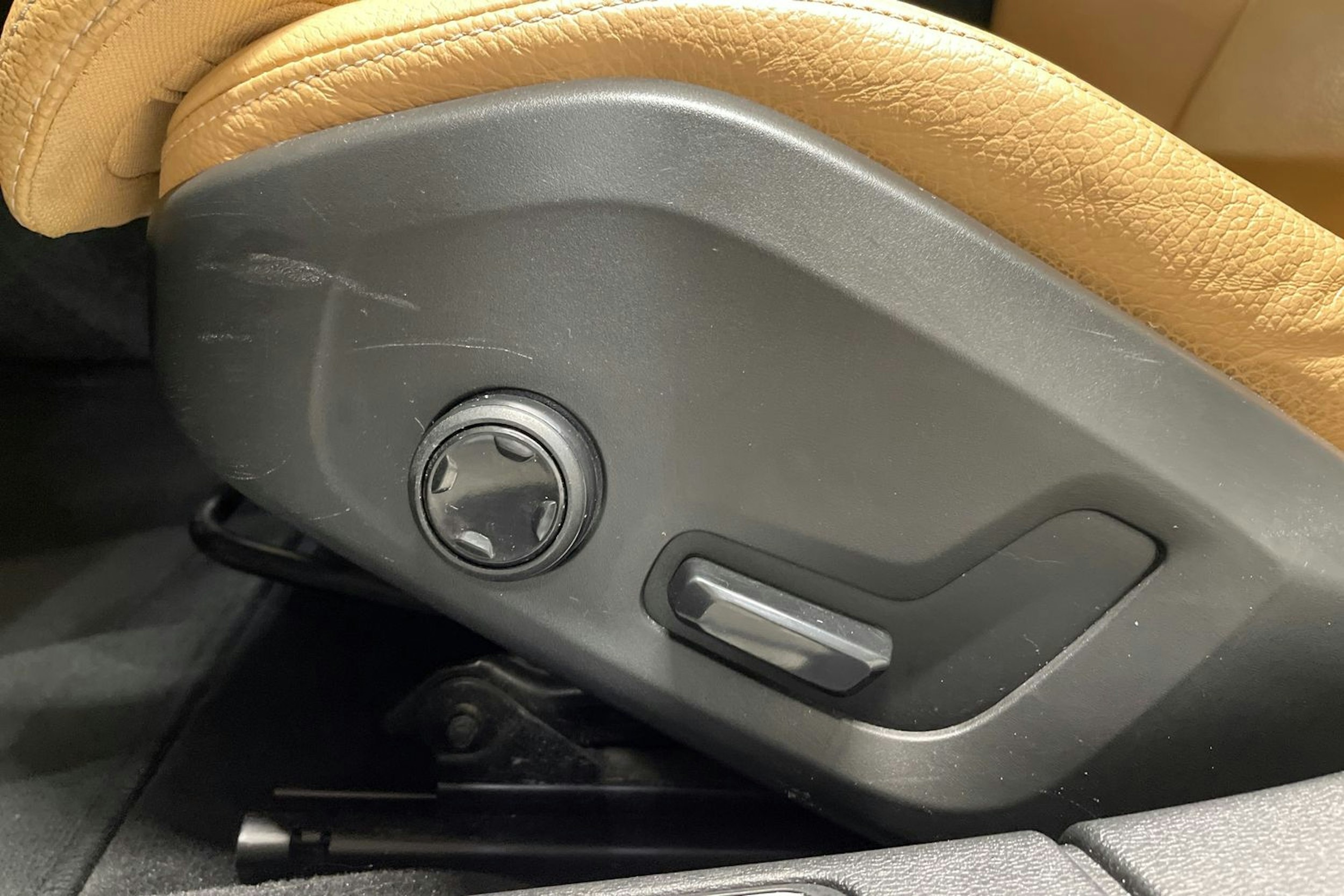 musta Volvo V60 2019 kuva 32.