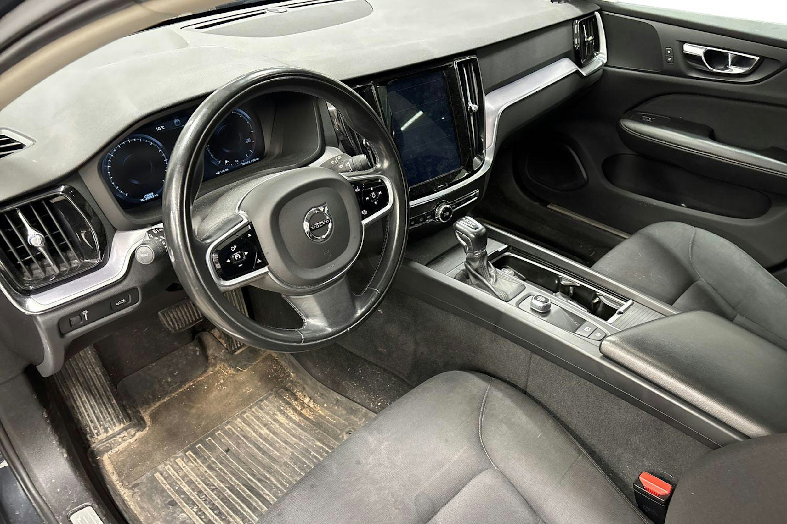 harmaa Volvo V60 2019 kuva 3.