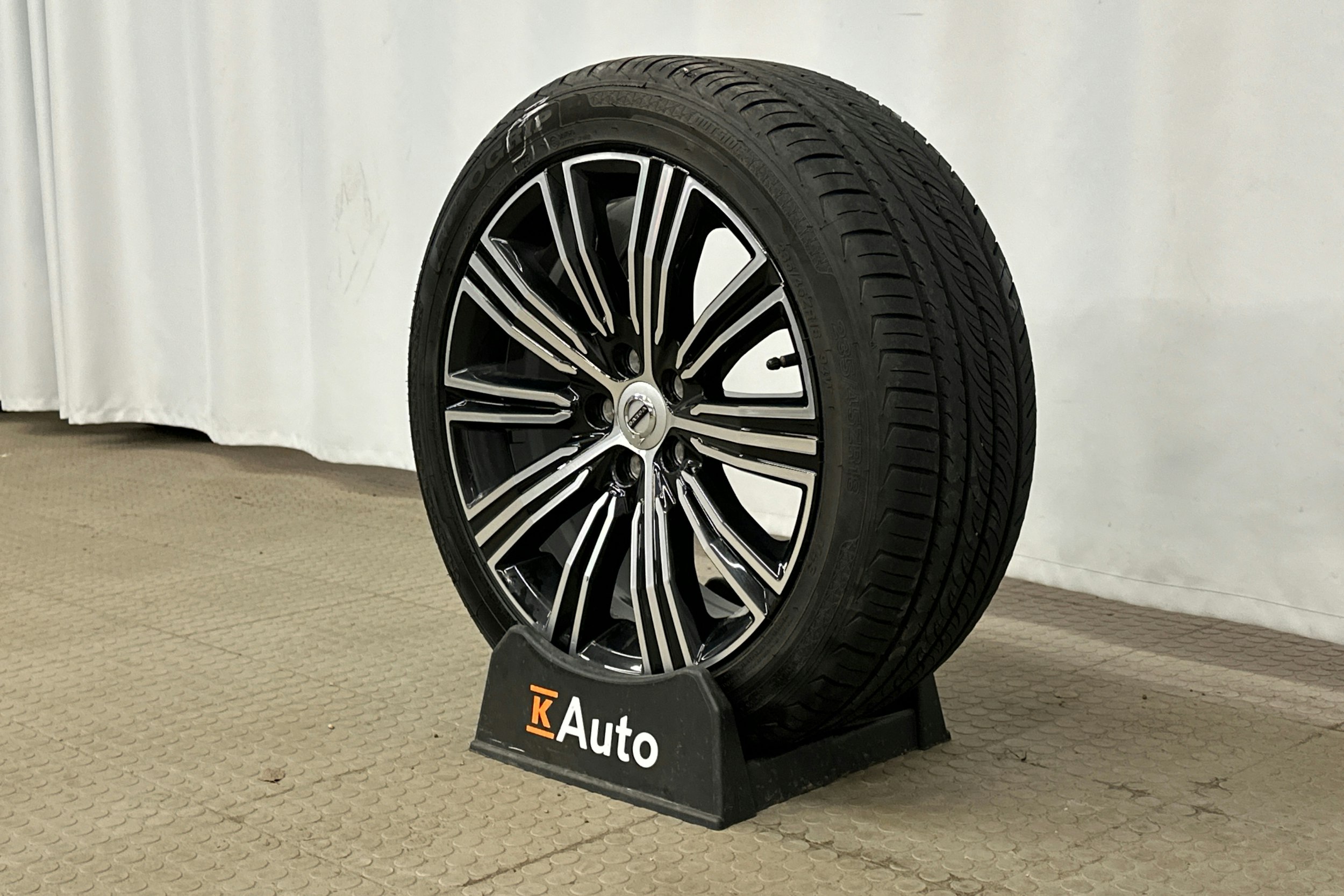 harmaa Volvo V60 2019 kuva 13.