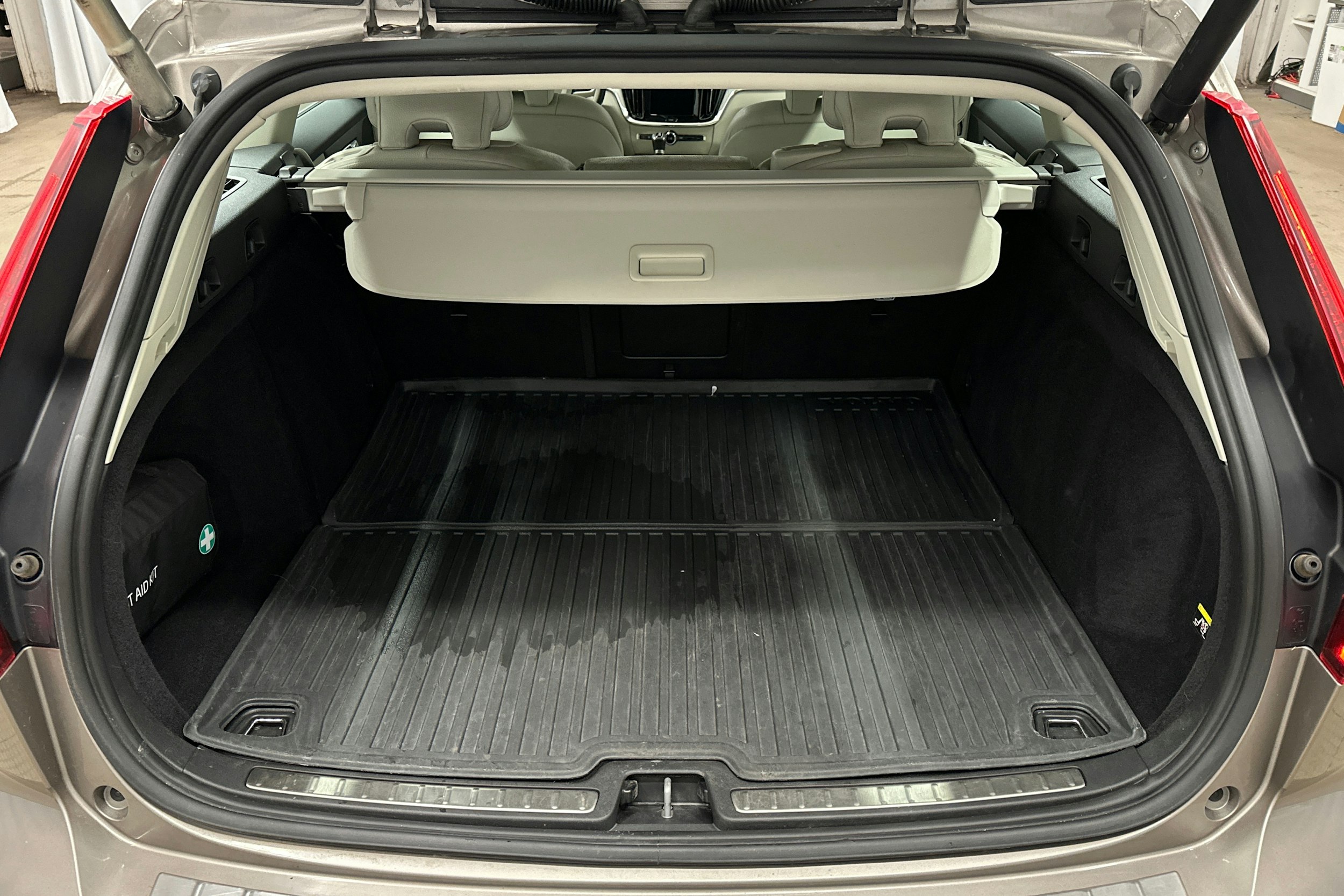 harmaa Volvo V60 2019 kuva 14.