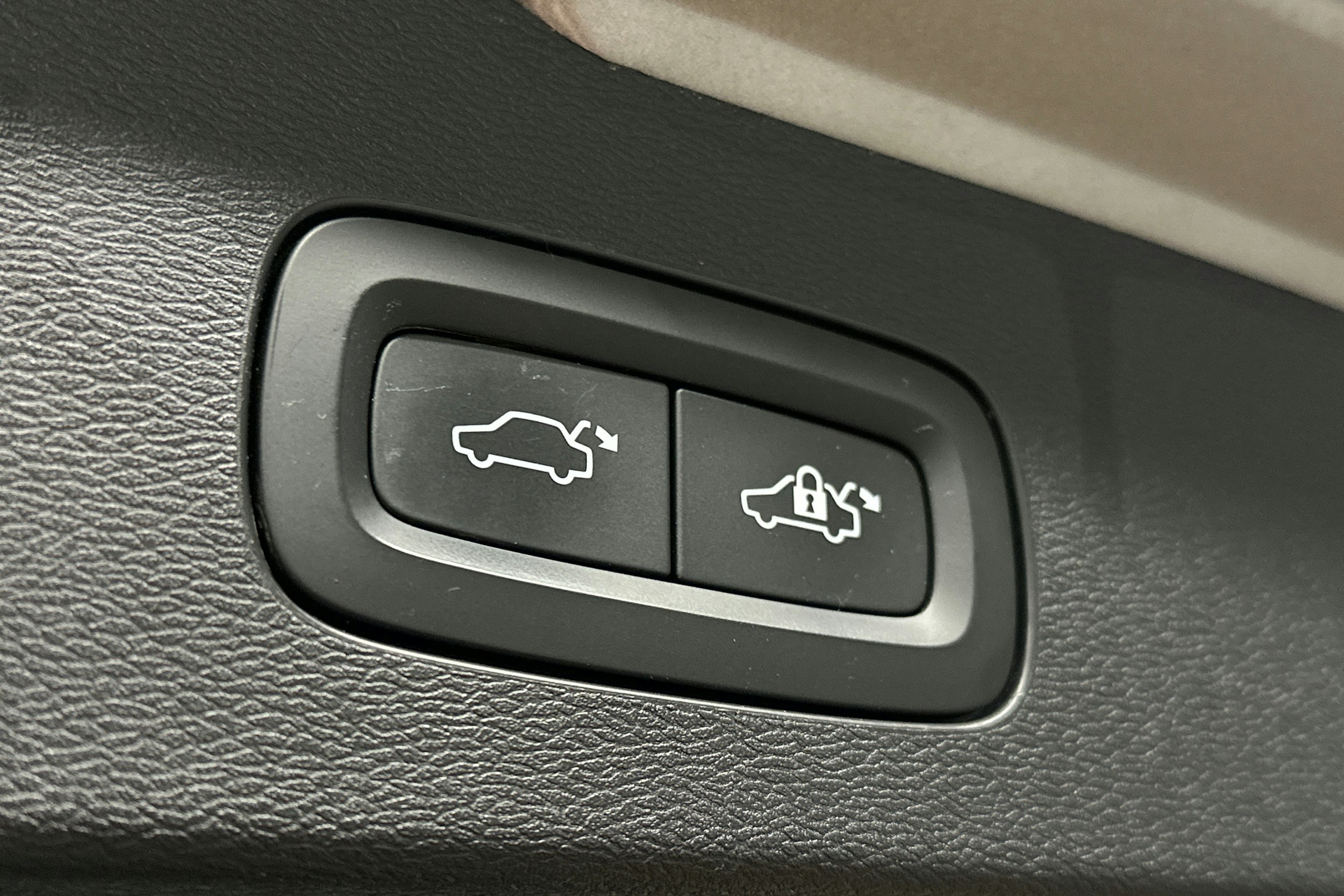 harmaa Volvo V60 2019 kuva 15.