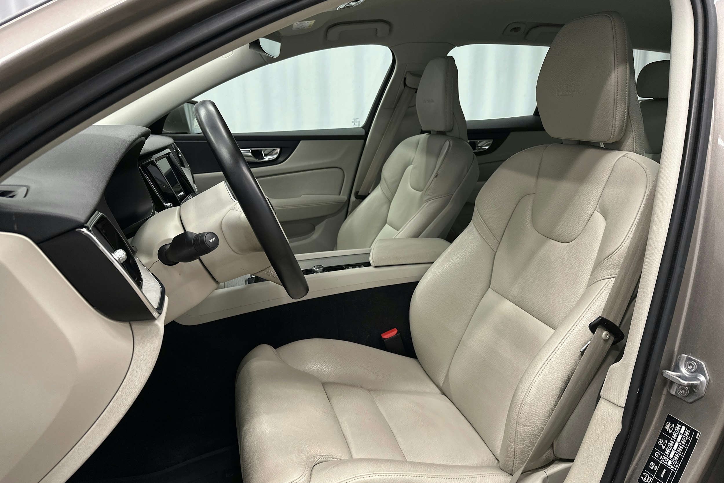 harmaa Volvo V60 2019 kuva 17.