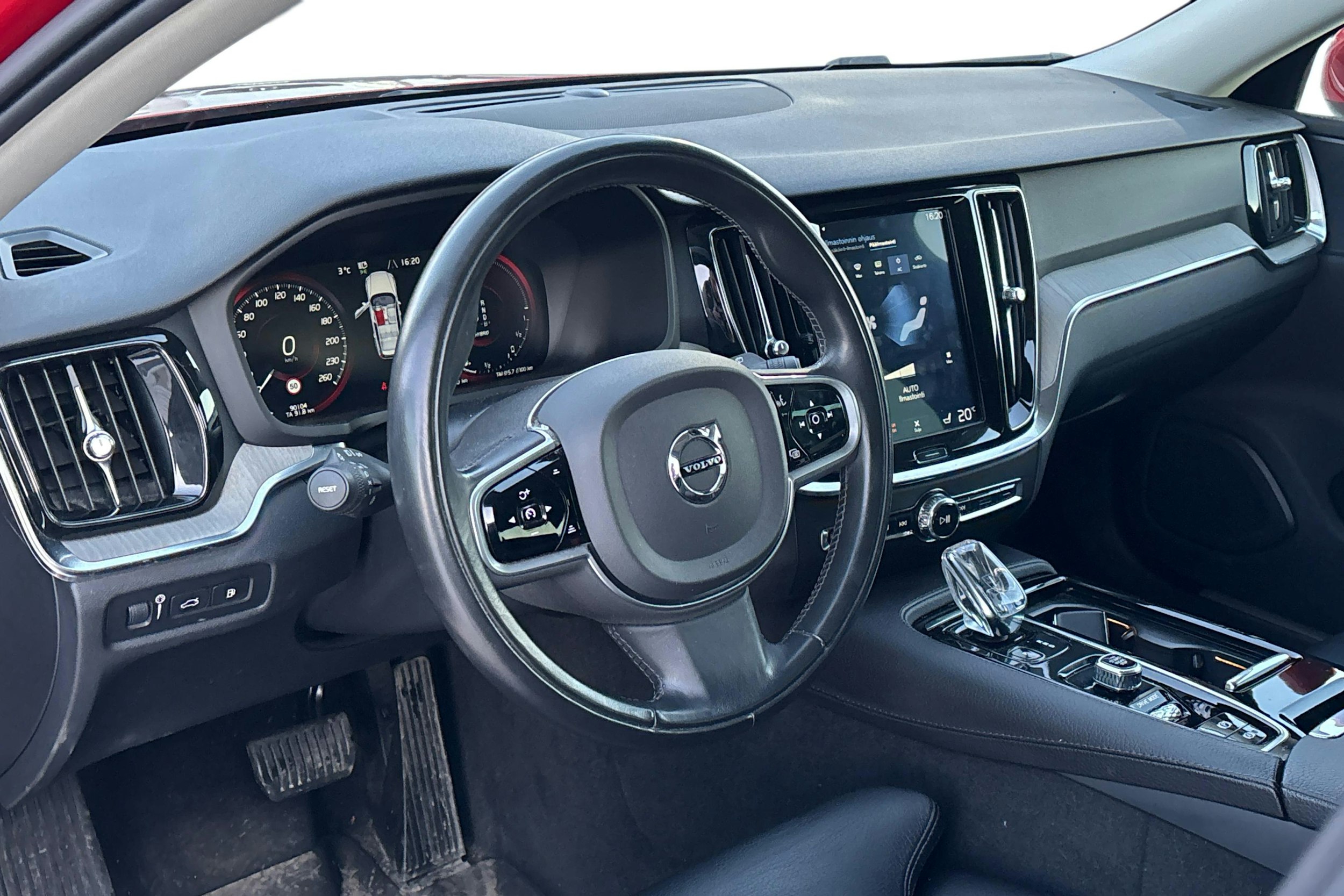 punainen Volvo V60 2019 kuva 3.