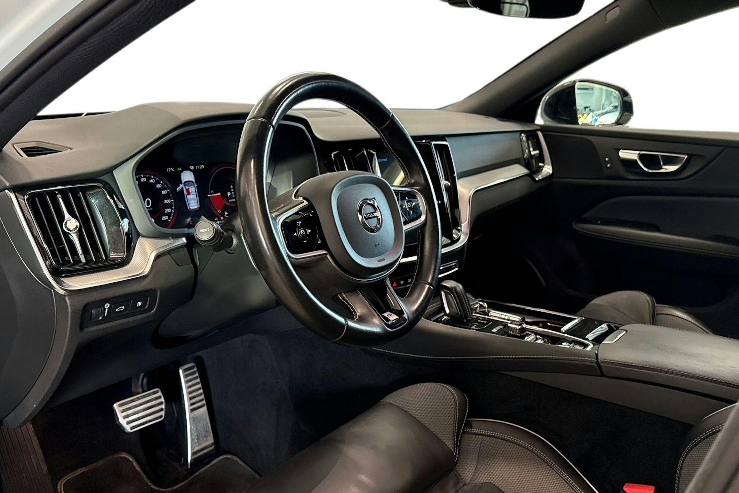 valkoinen Volvo V60 2019 kuva 7.