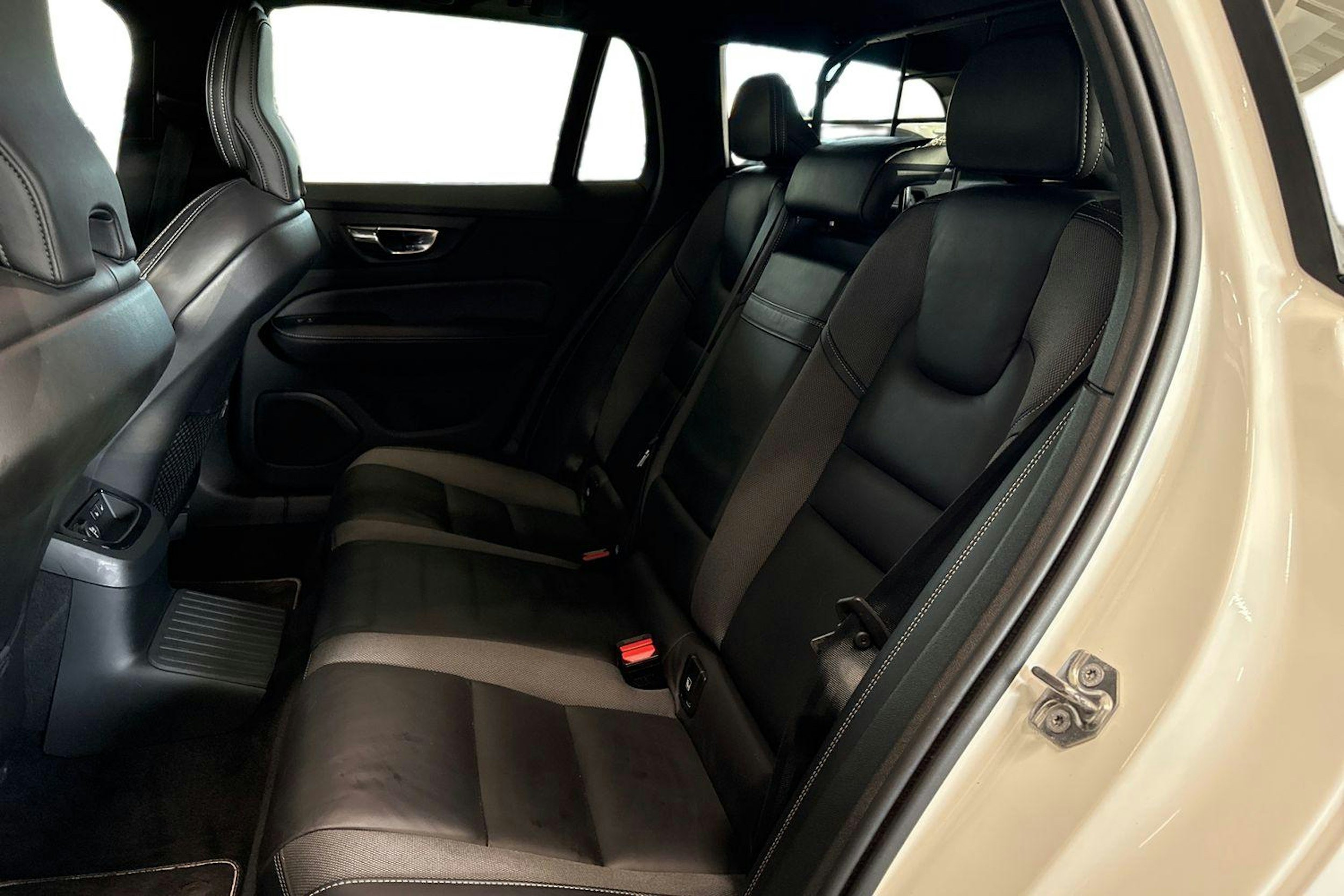 valkoinen Volvo V60 2019 kuva 10.