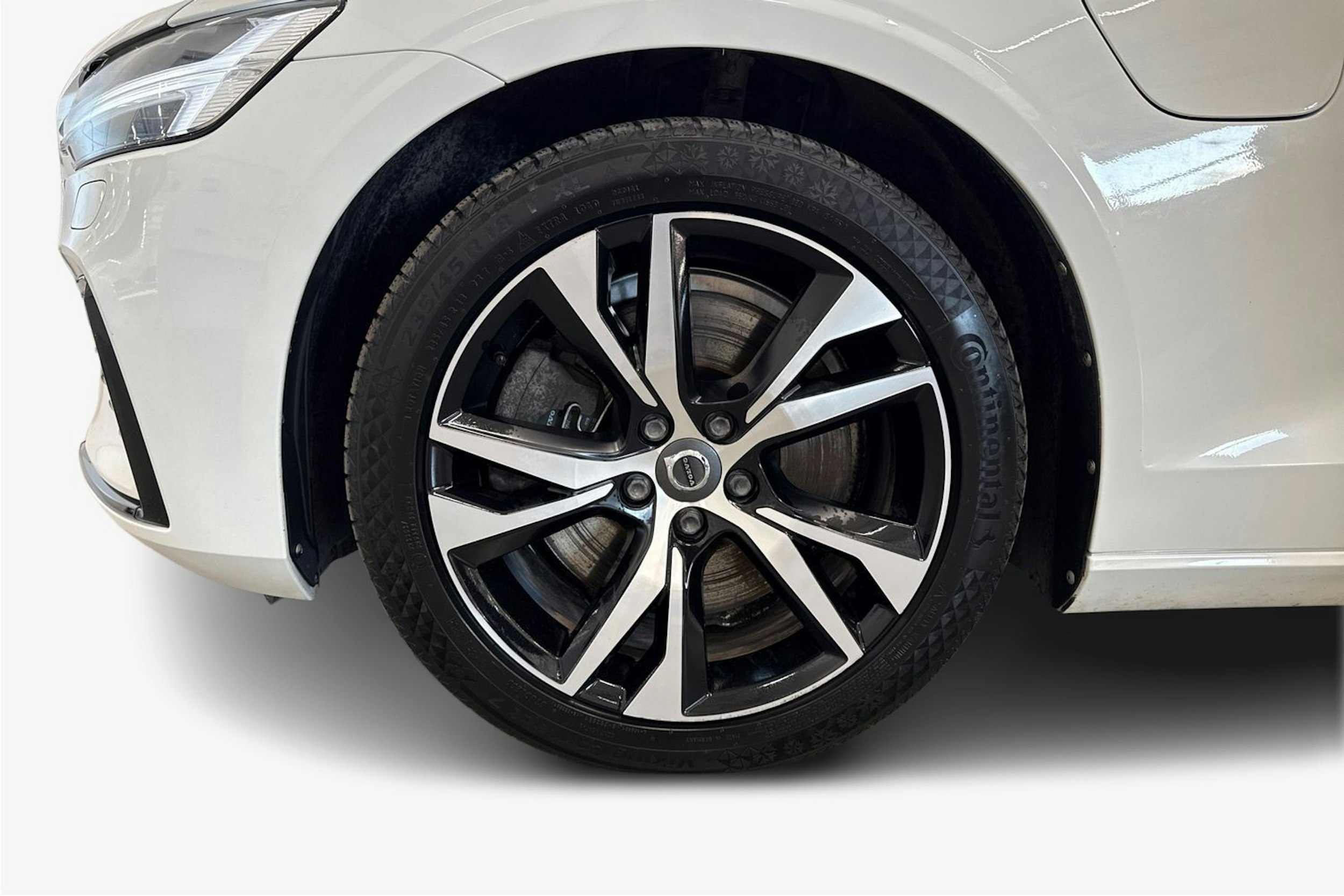 valkoinen Volvo V60 2019 kuva 11.