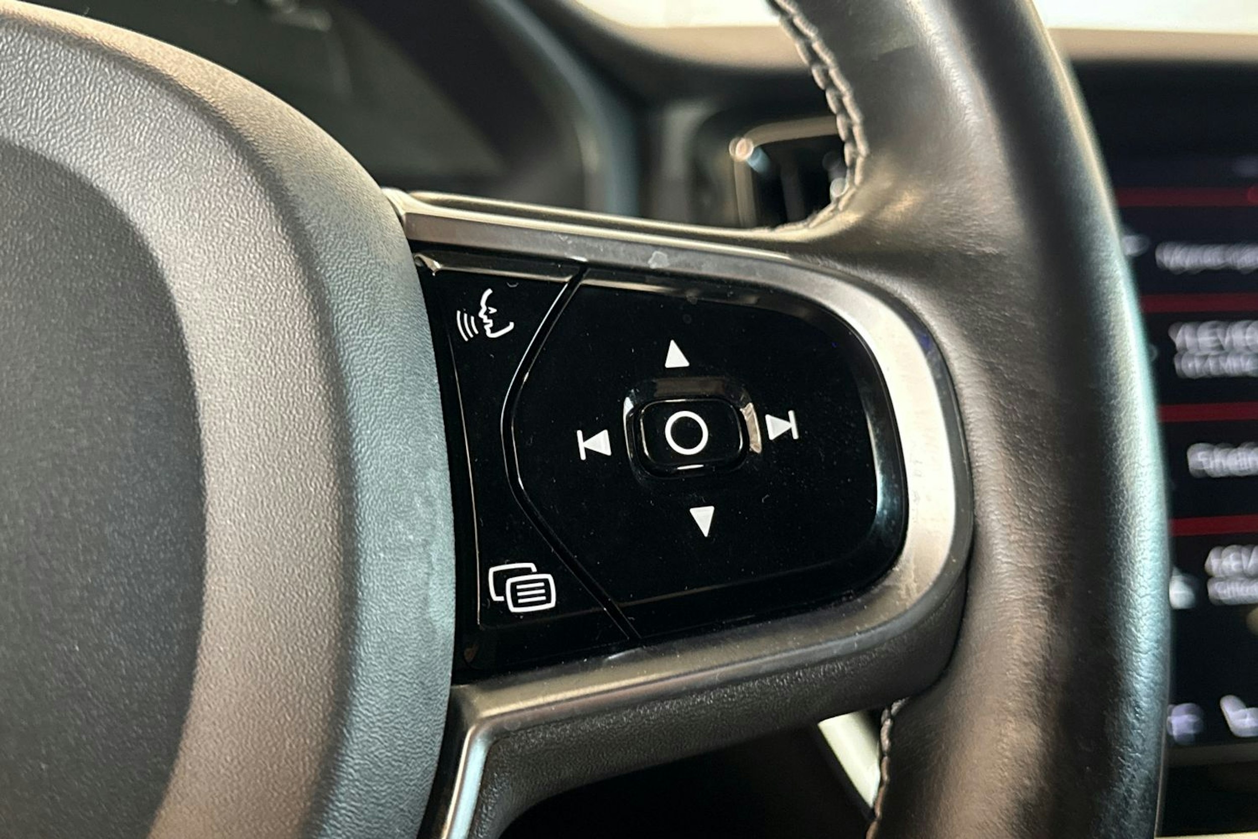 valkoinen Volvo V60 2019 kuva 16.