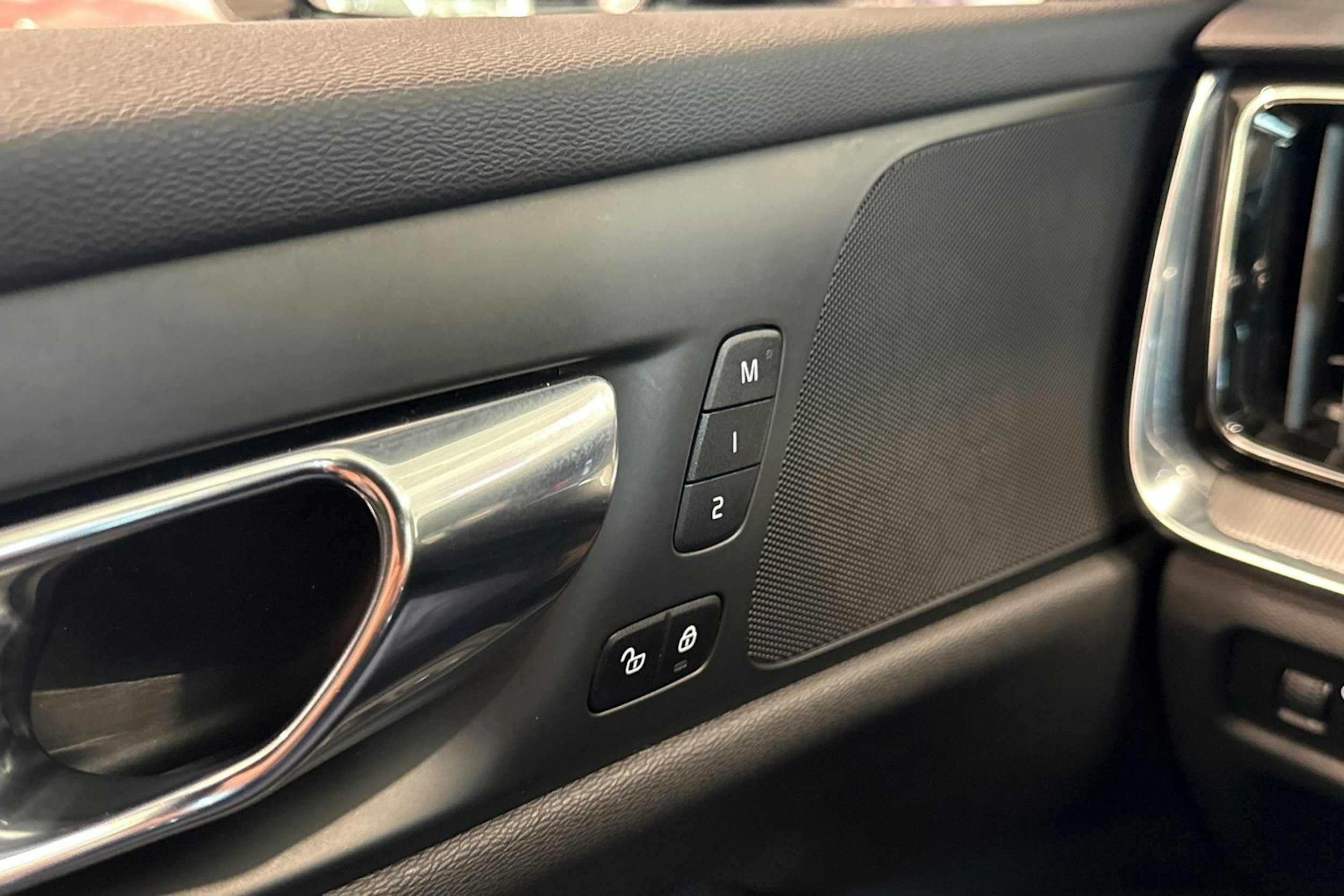 valkoinen Volvo V60 2019 kuva 18.