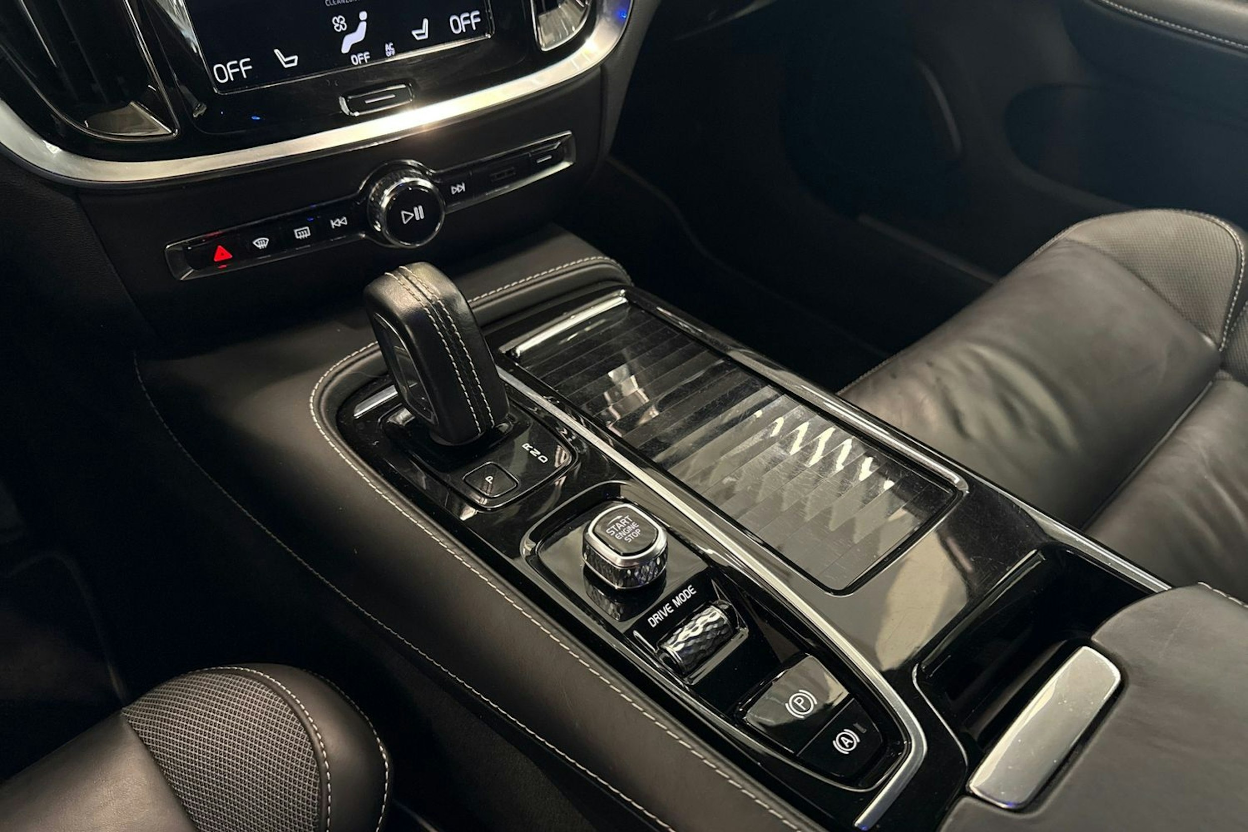 valkoinen Volvo V60 2019 kuva 19.