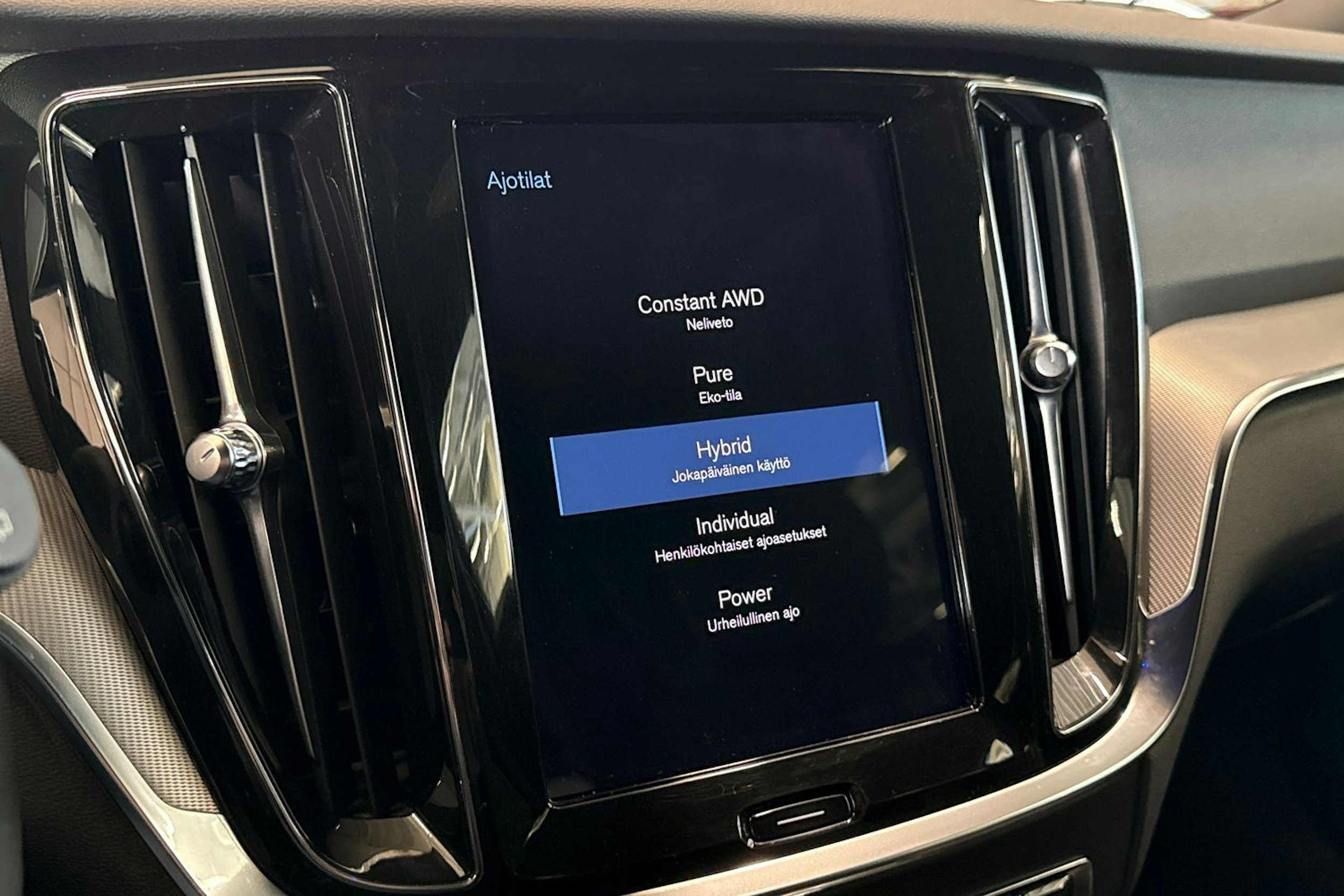 valkoinen Volvo V60 2019 kuva 20.