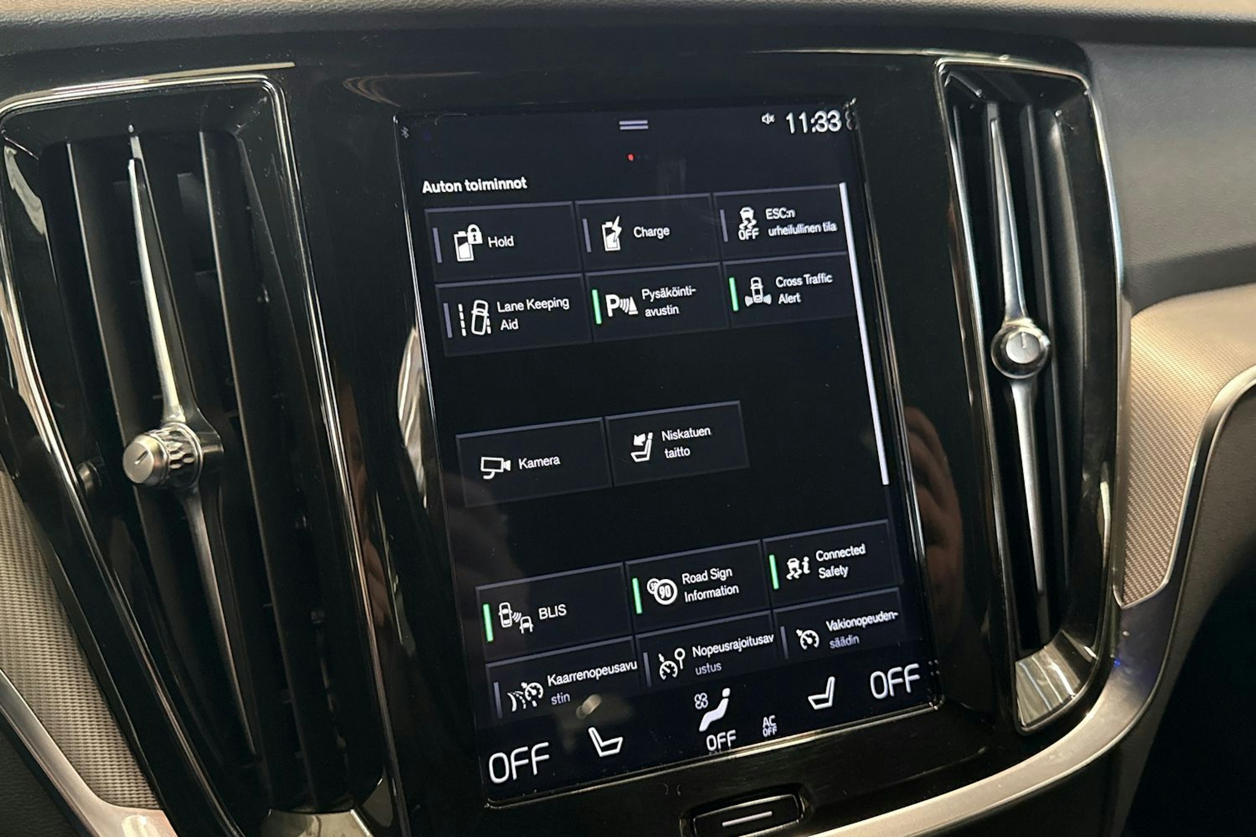 valkoinen Volvo V60 2019 kuva 21.