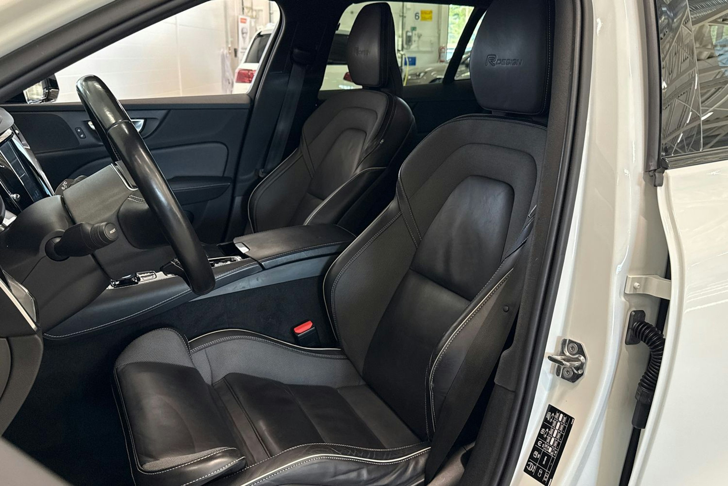 valkoinen Volvo V60 2019 kuva 23.