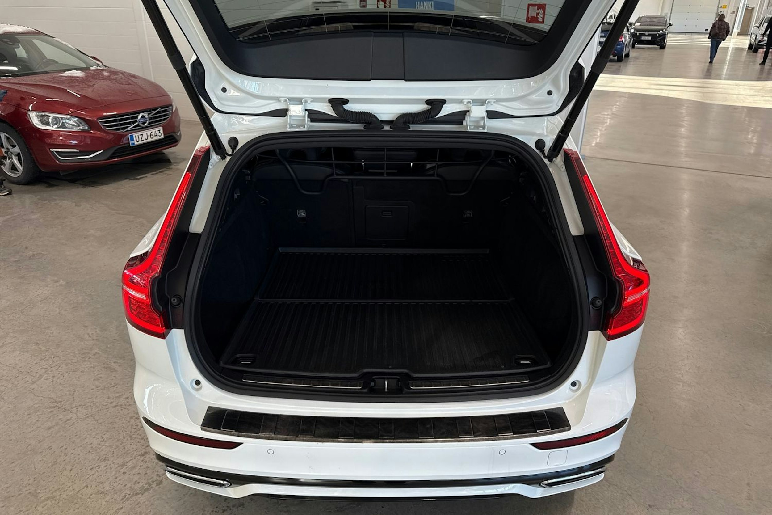 valkoinen Volvo V60 2019 kuva 25.