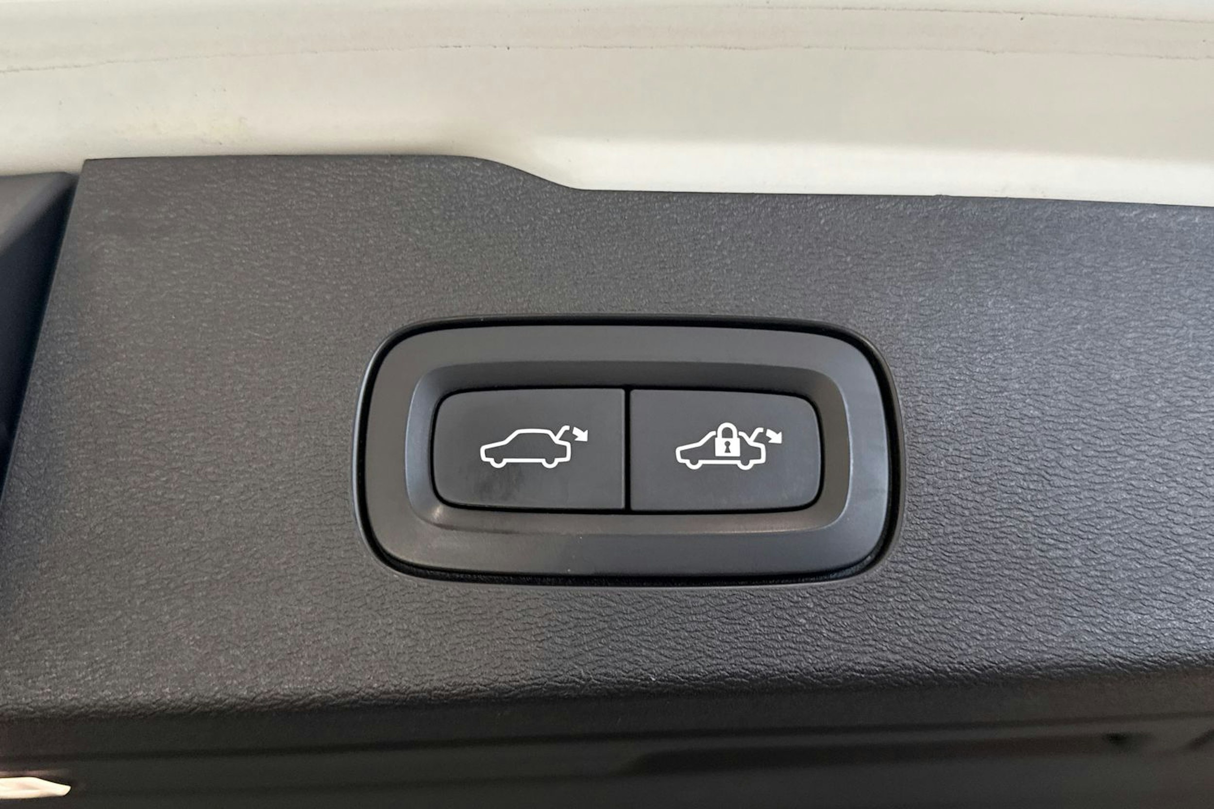 valkoinen Volvo V60 2019 kuva 26.