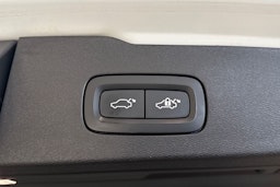 valkoinen Volvo V60 2019 kuva 26.