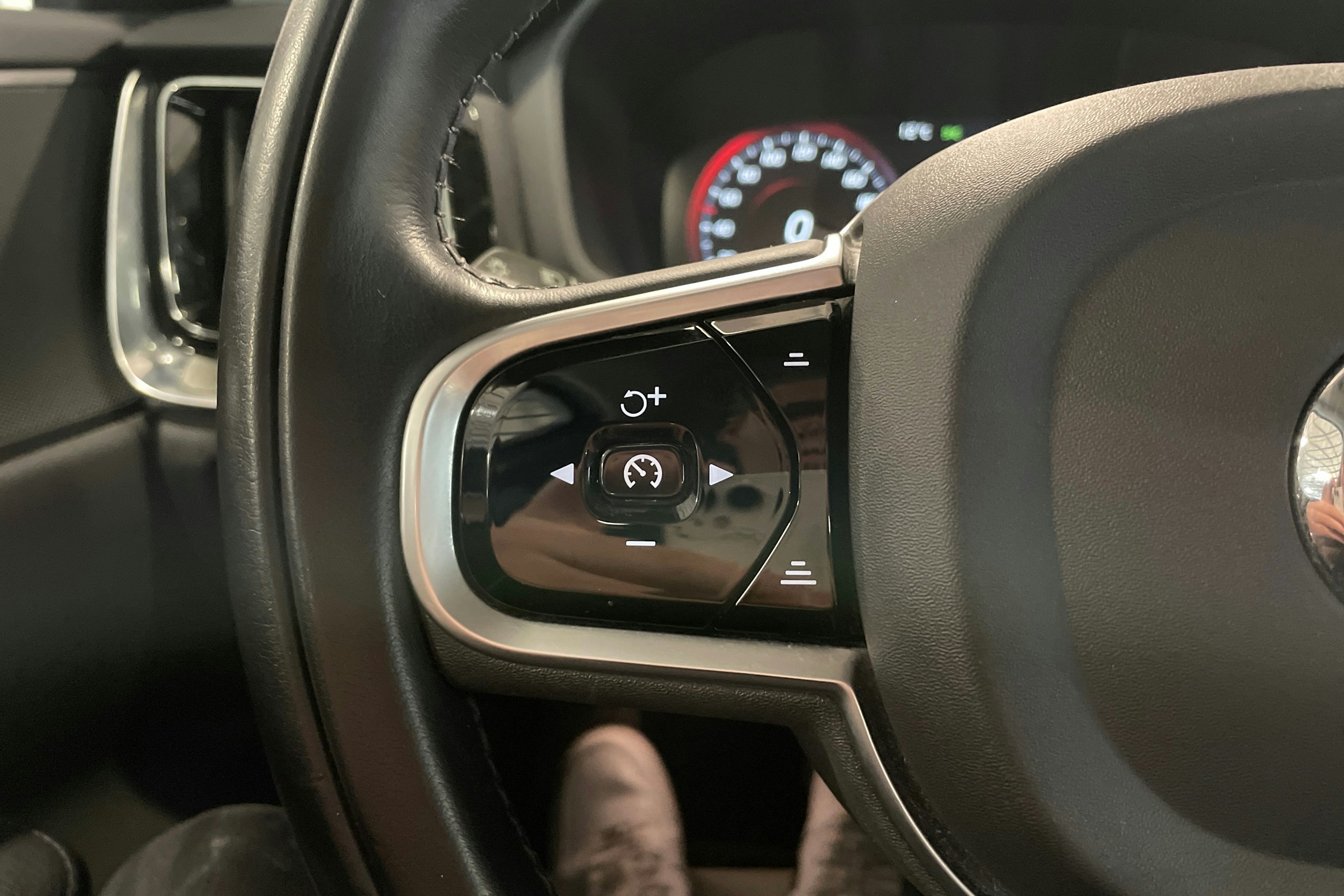 punainen Volvo V60 2019 kuva 12.