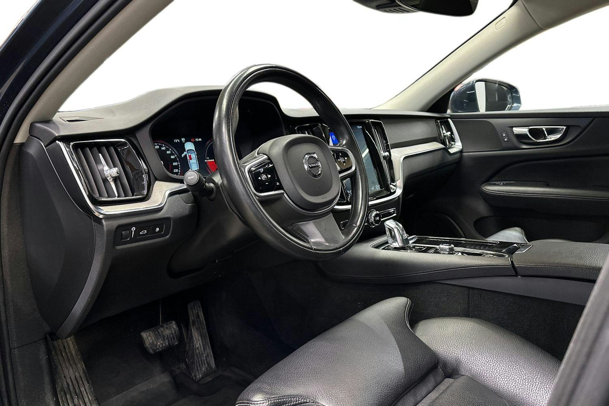 sininen Volvo V60 2019 kuva 7.