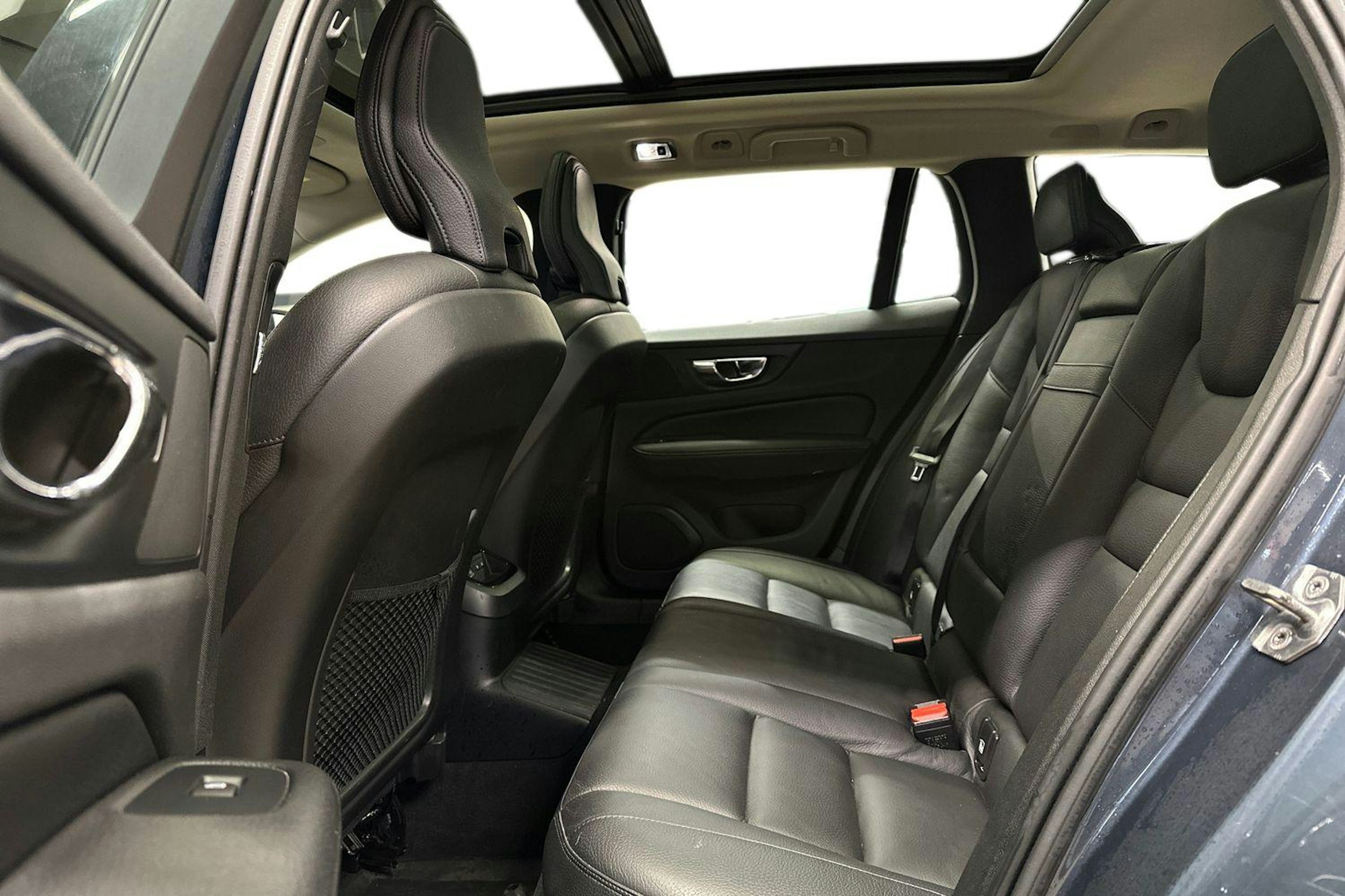 sininen Volvo V60 2019 kuva 10.