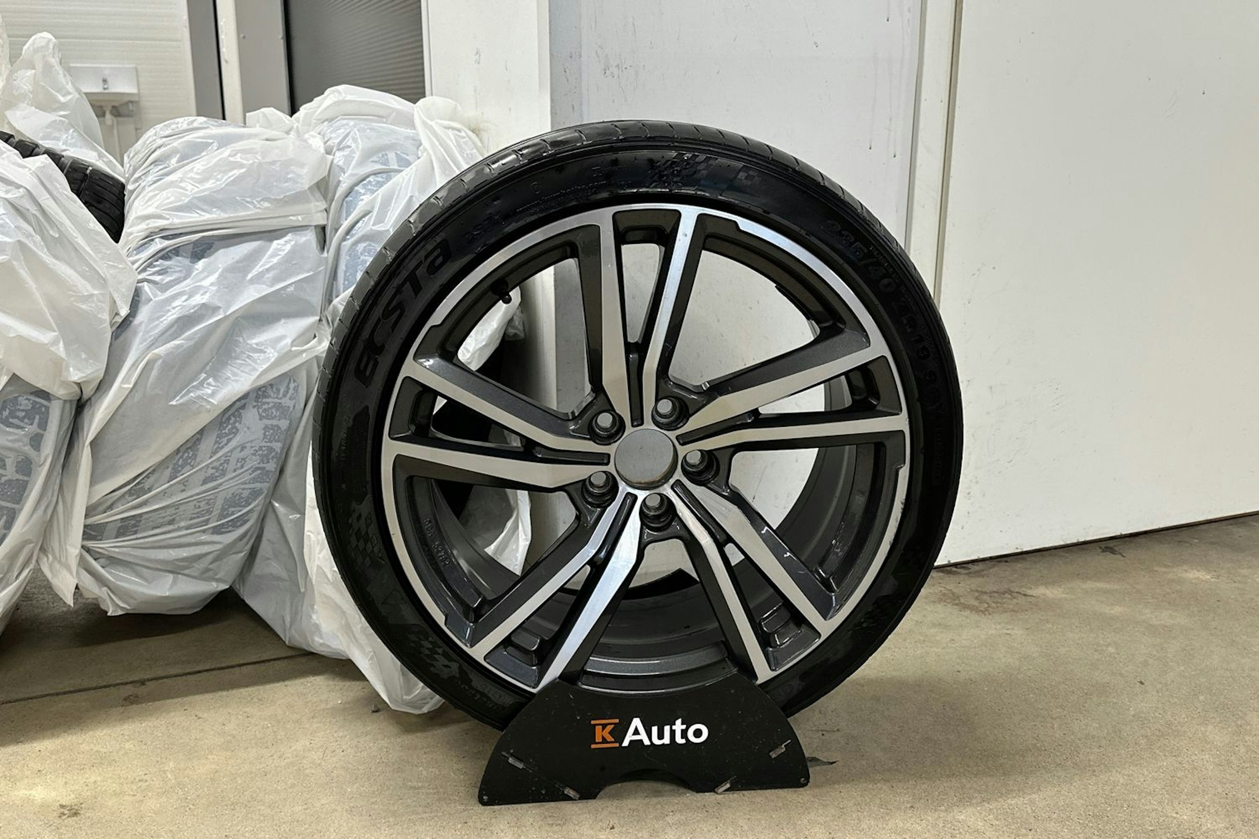 sininen Volvo V60 2019 kuva 13.