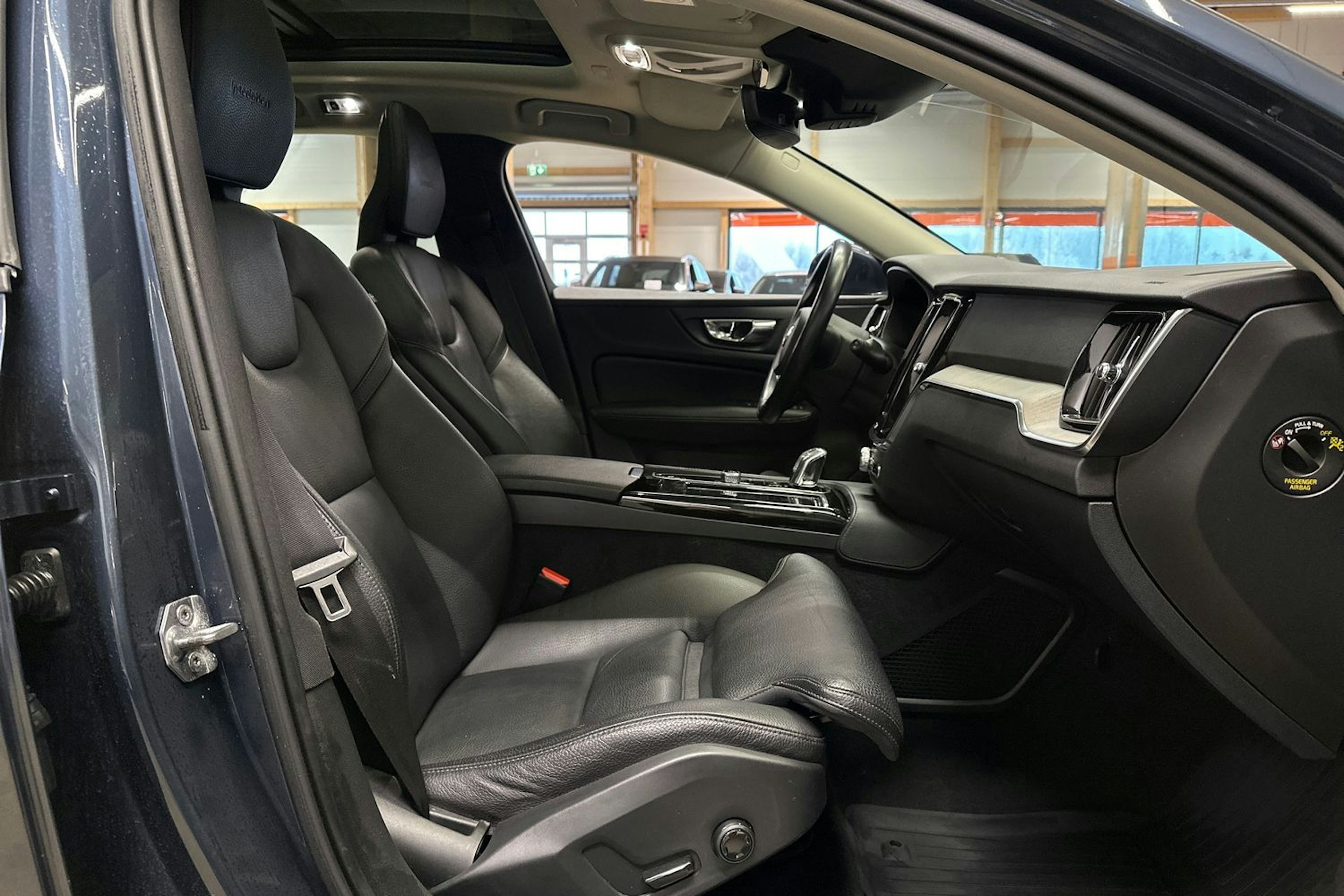 sininen Volvo V60 2019 kuva 14.