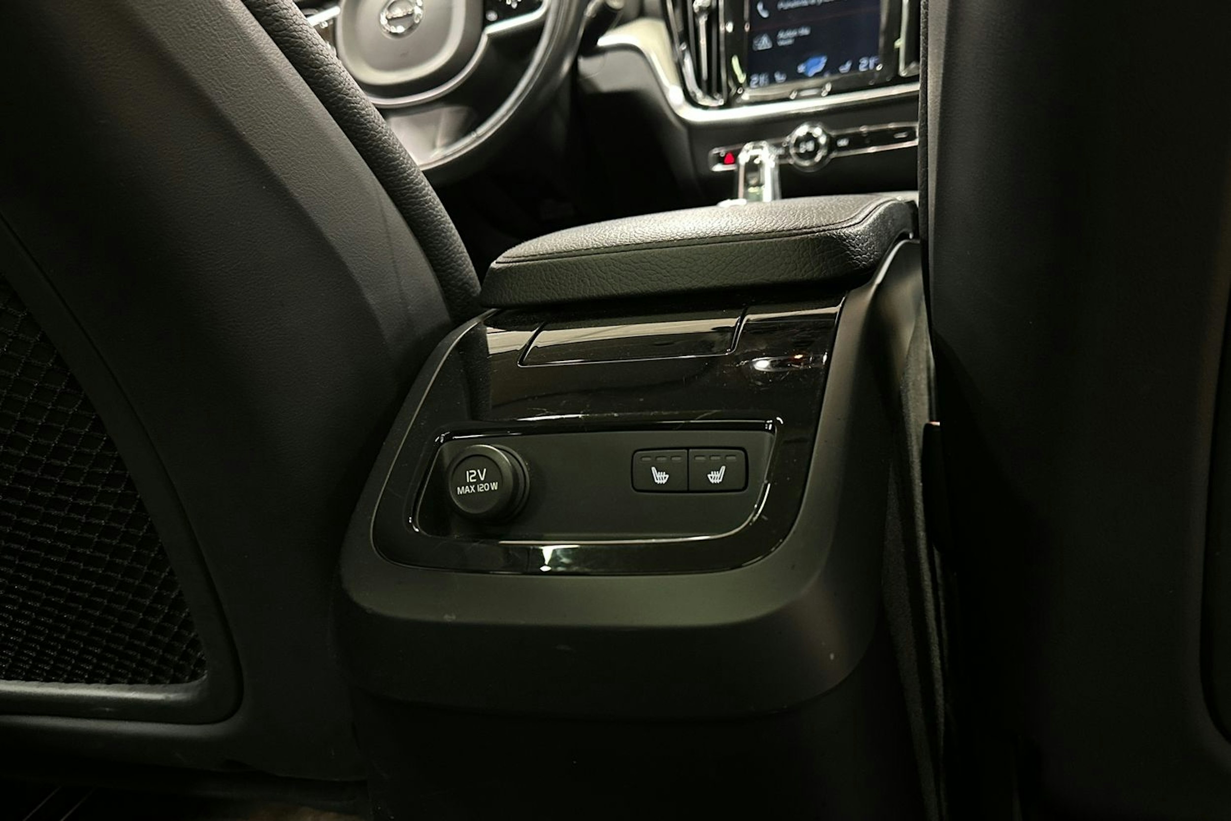 sininen Volvo V60 2019 kuva 15.