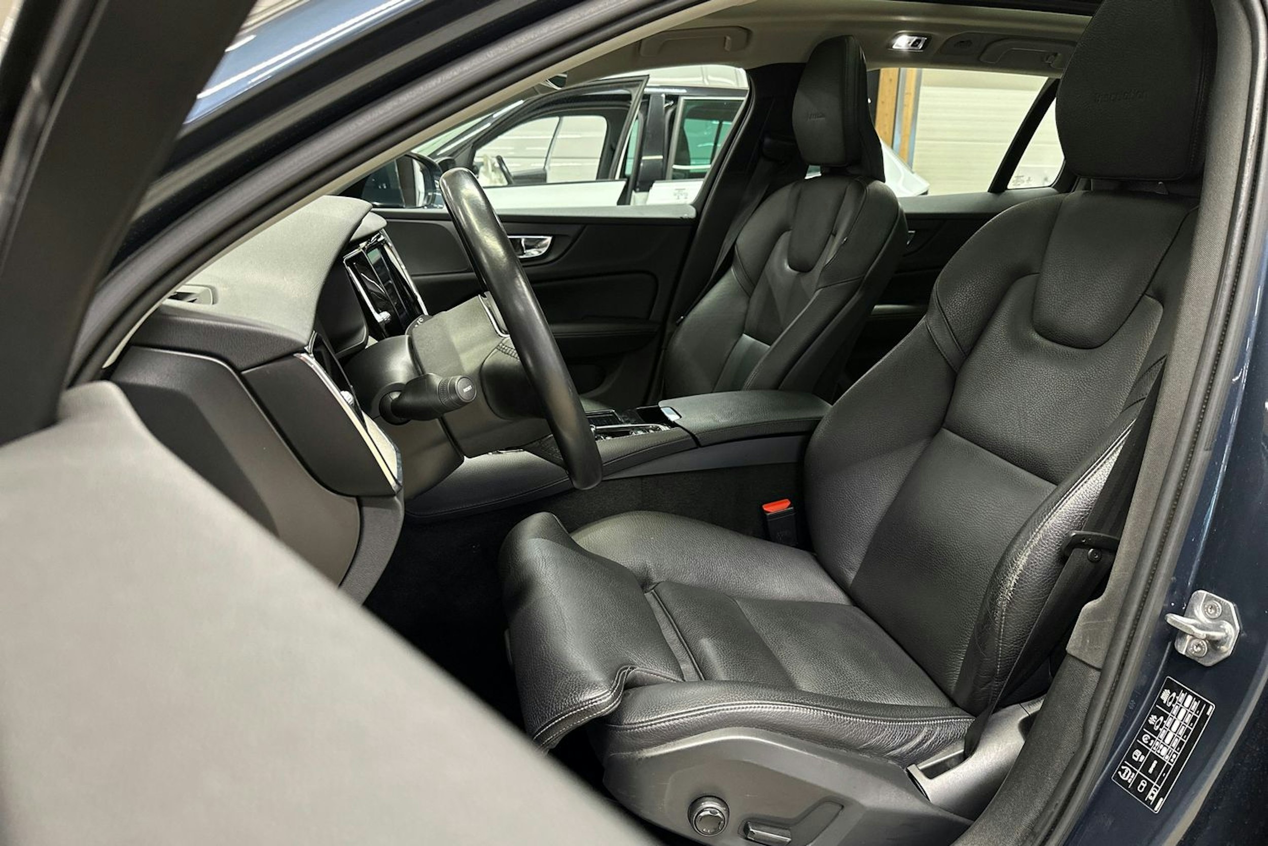 sininen Volvo V60 2019 kuva 16.