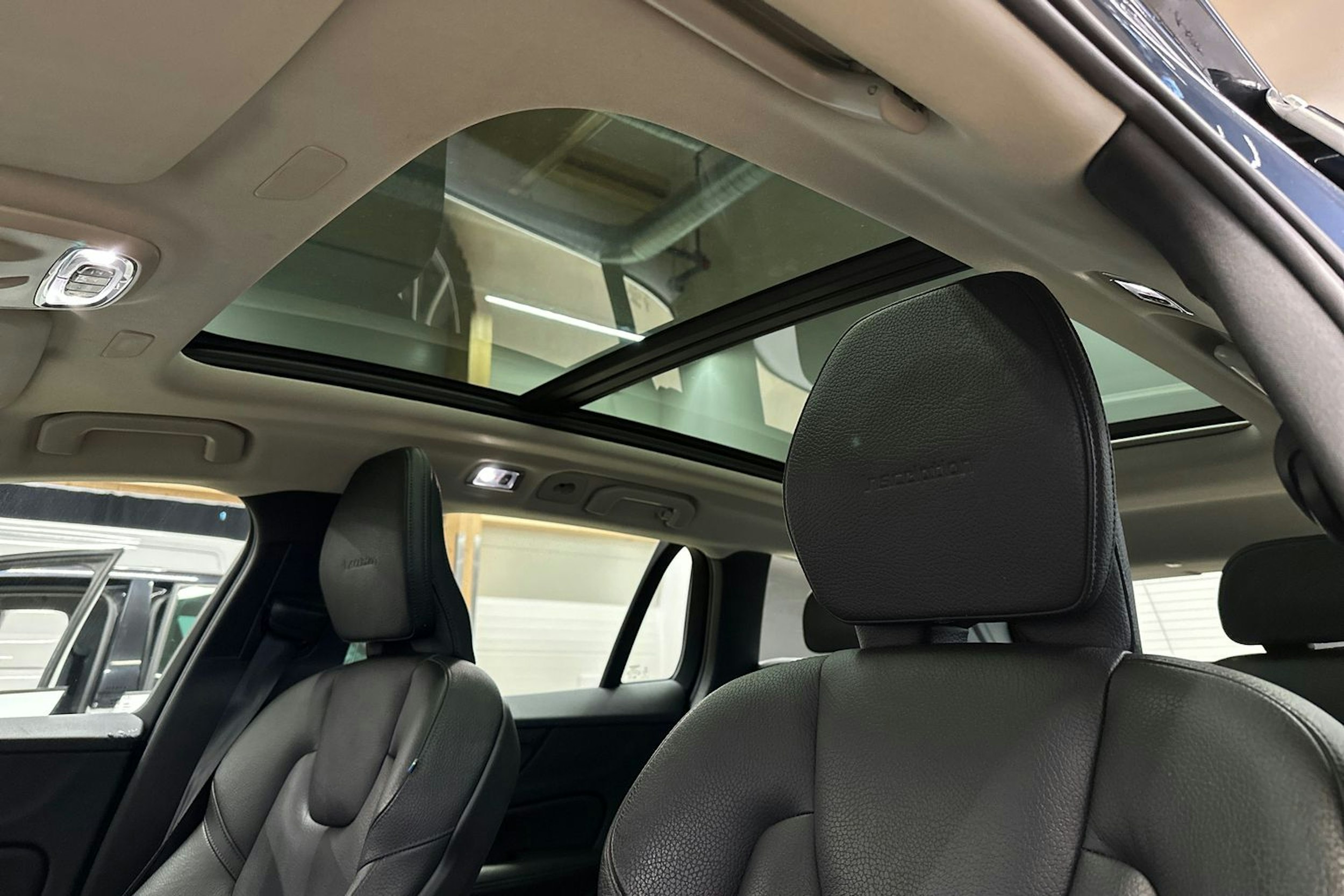 sininen Volvo V60 2019 kuva 17.