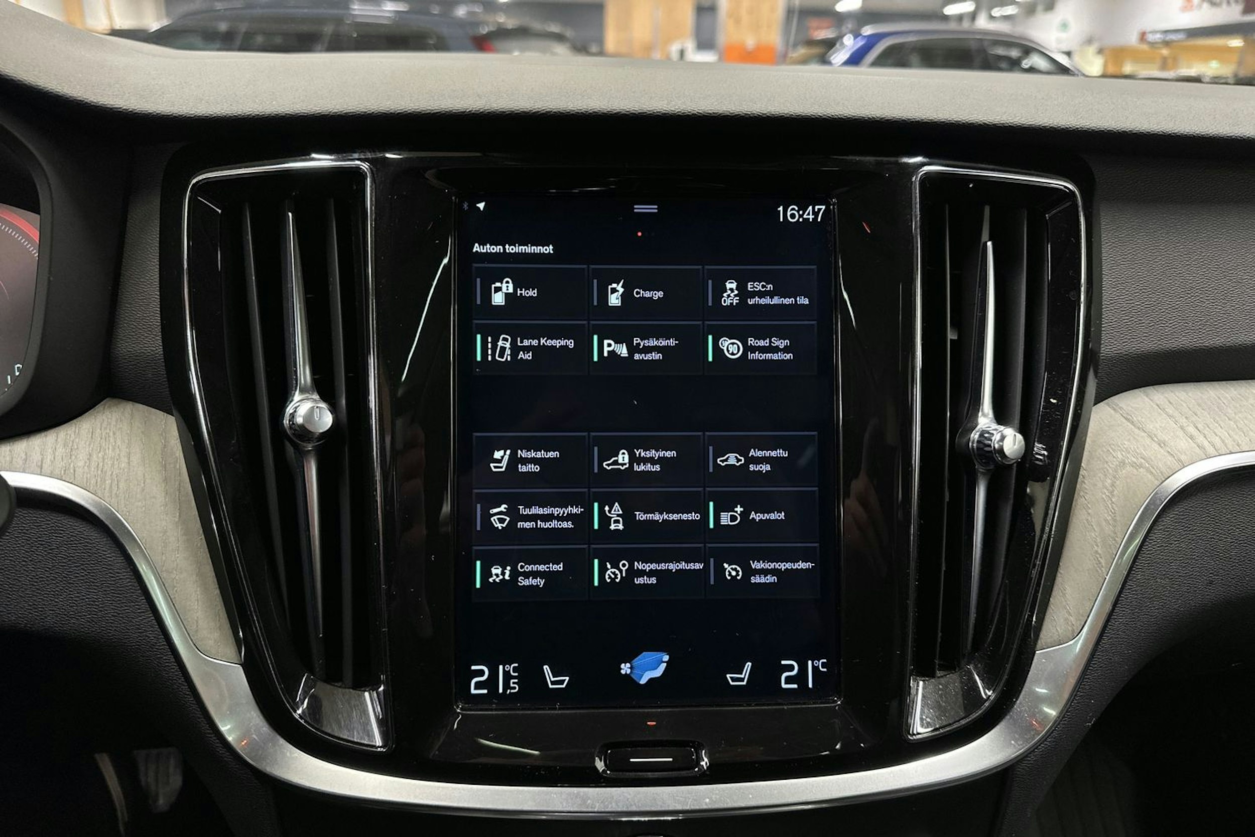 sininen Volvo V60 2019 kuva 18.