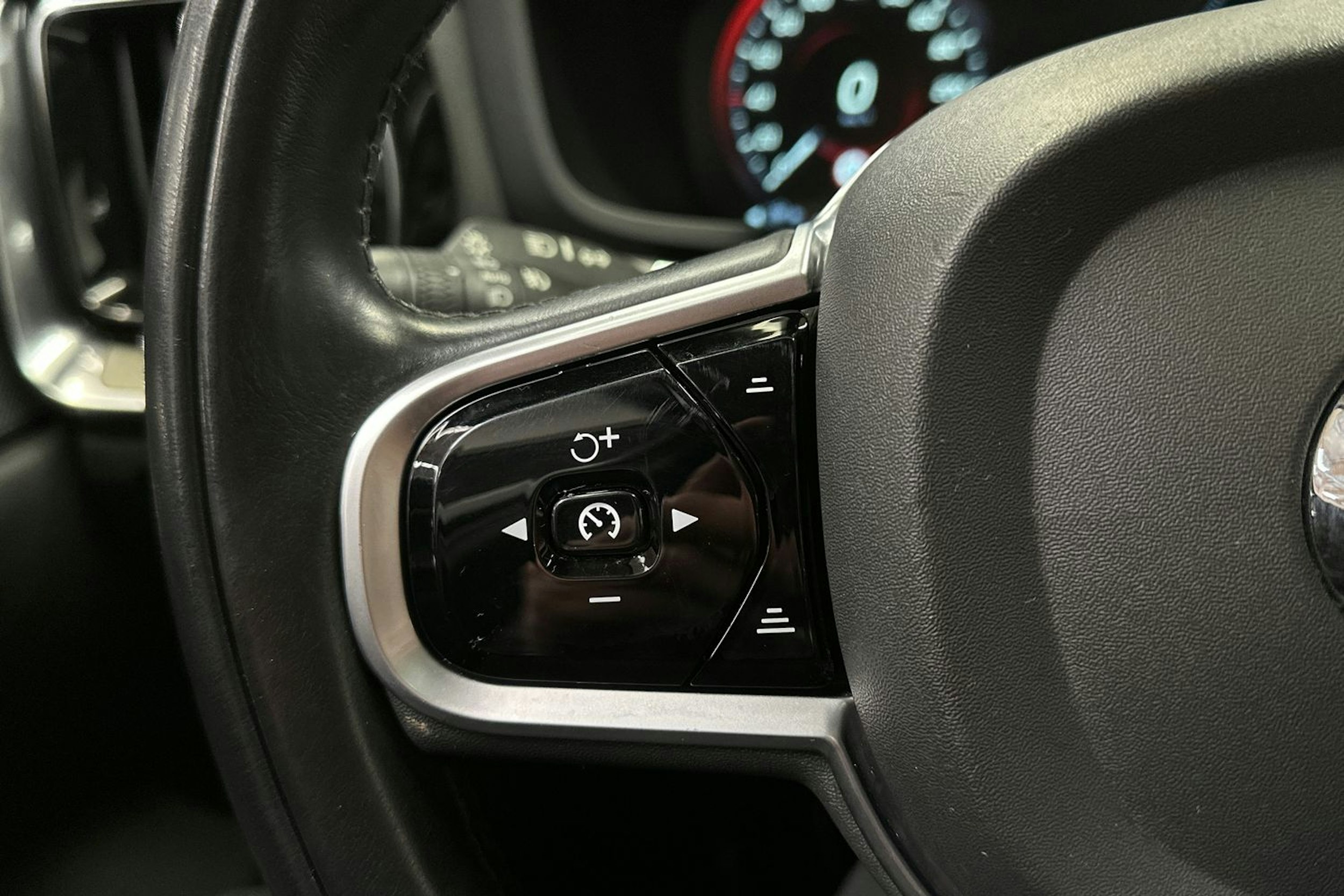 sininen Volvo V60 2019 kuva 24.