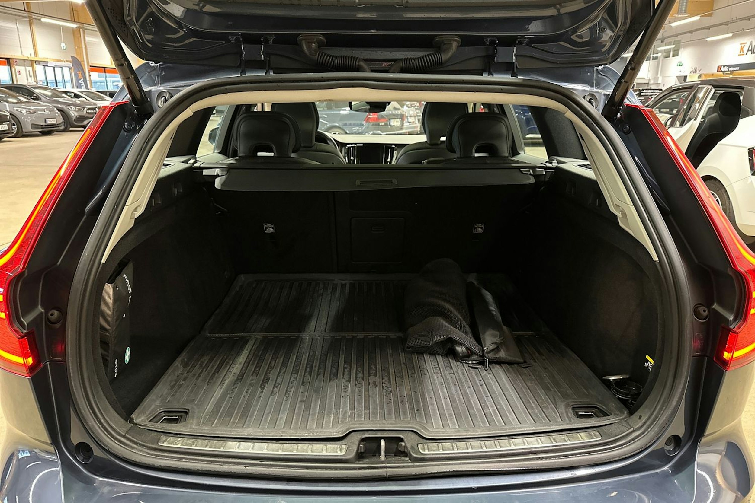 sininen Volvo V60 2019 kuva 27.