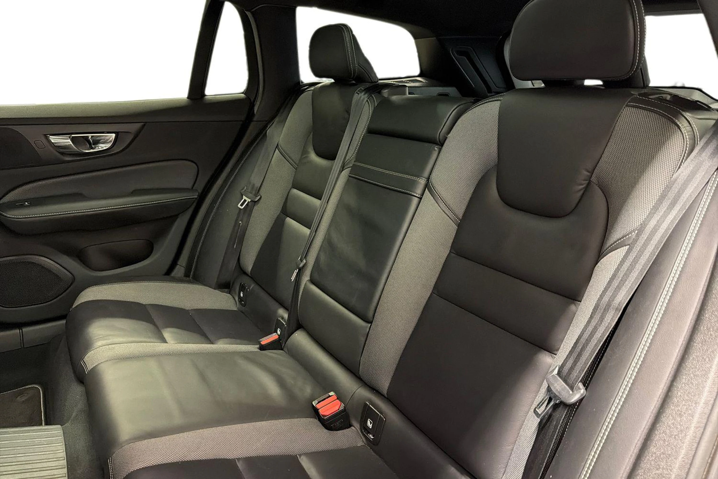 harmaa Volvo V60 2019 kuva 8.