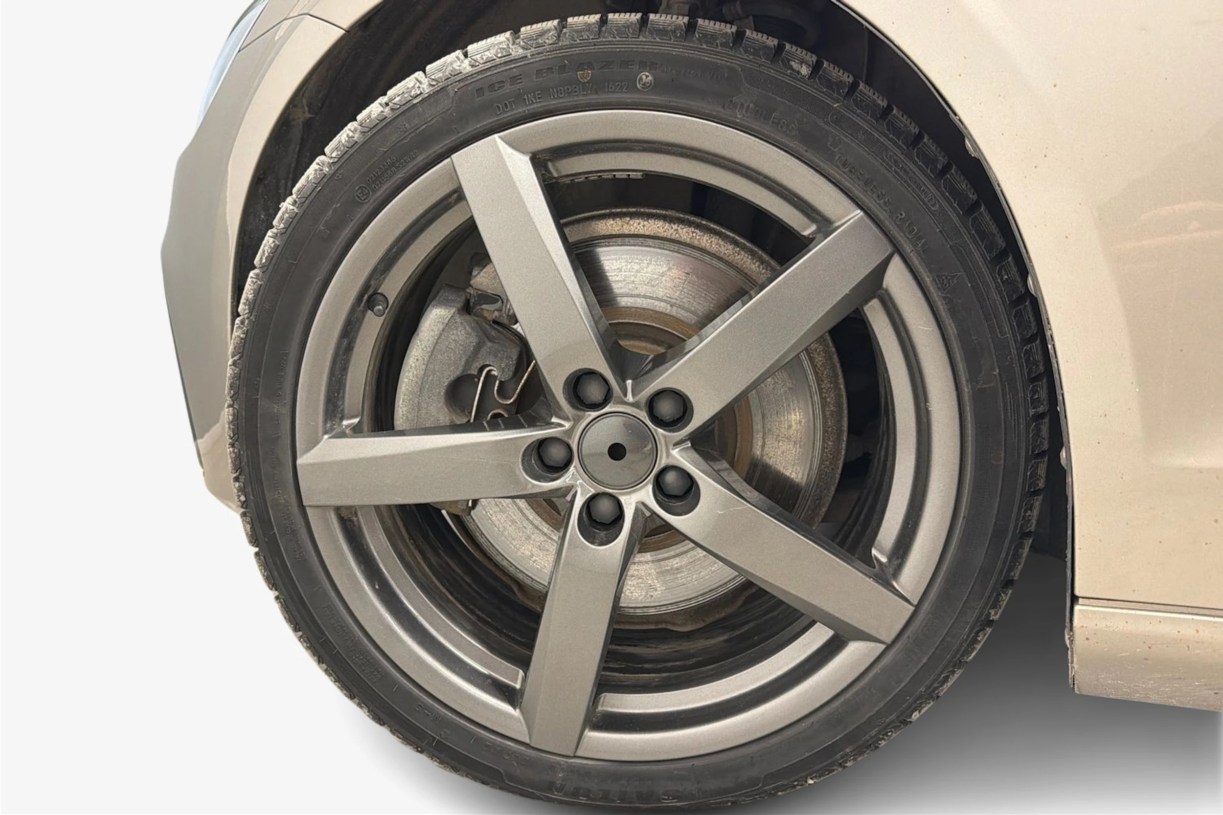 harmaa Volvo V60 2019 kuva 9.