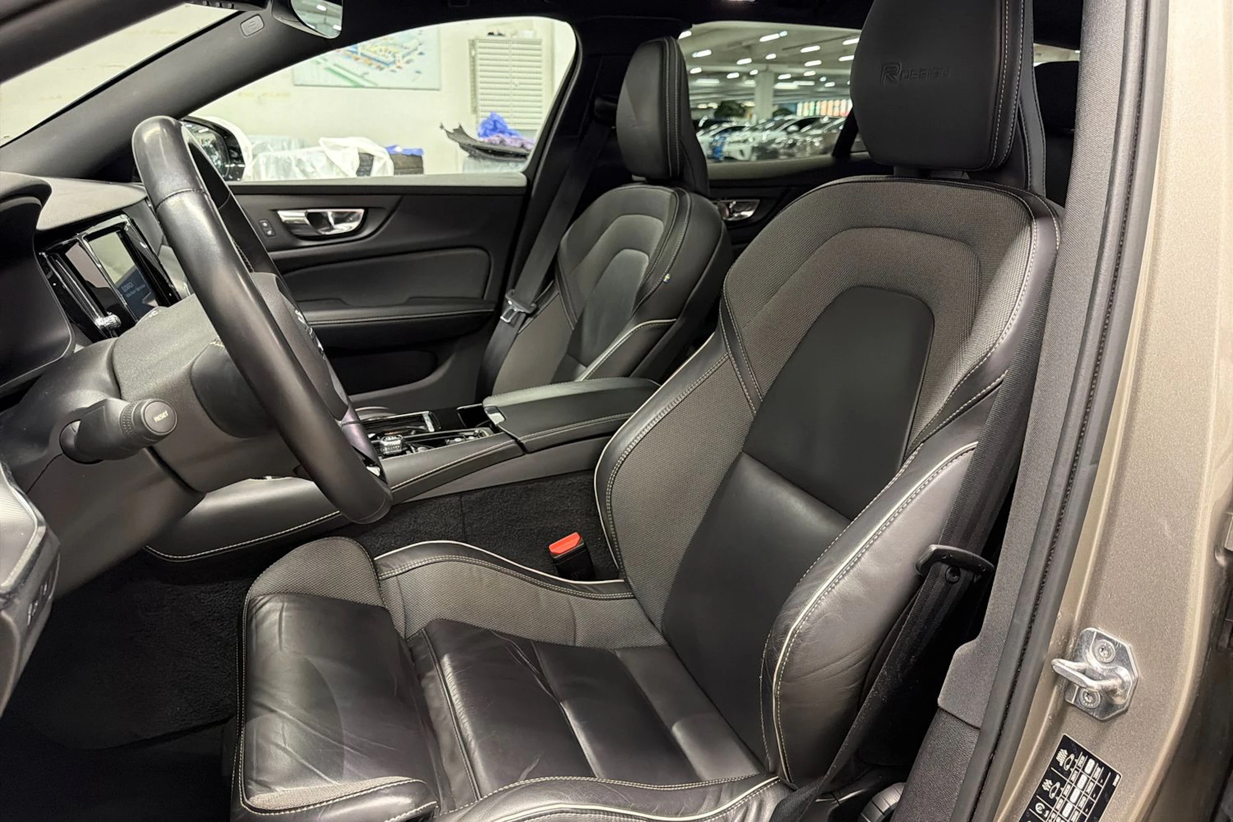 harmaa Volvo V60 2019 kuva 13.