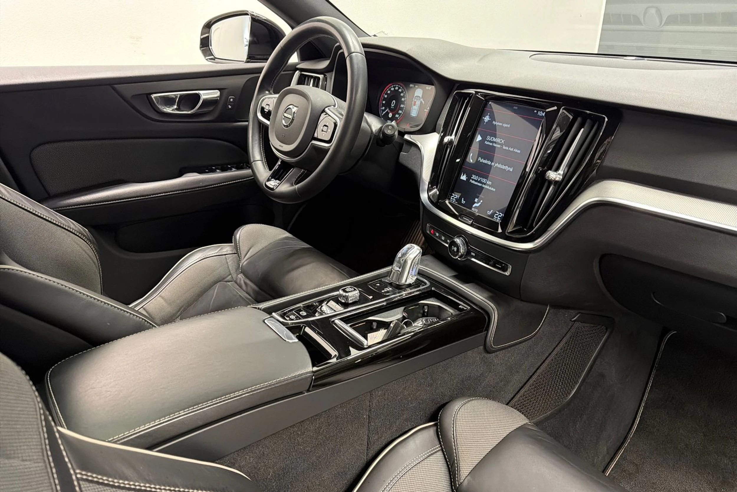 harmaa Volvo V60 2019 kuva 16.