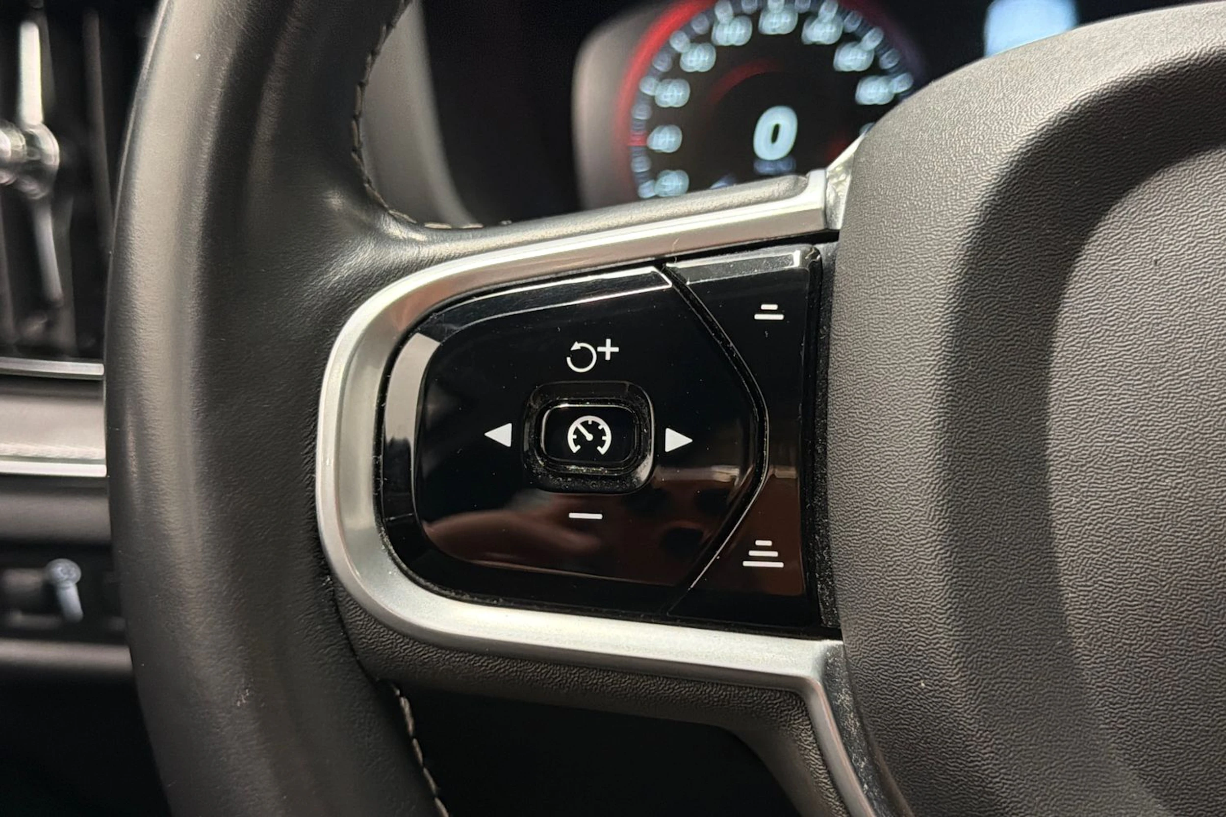 harmaa Volvo V60 2019 kuva 18.