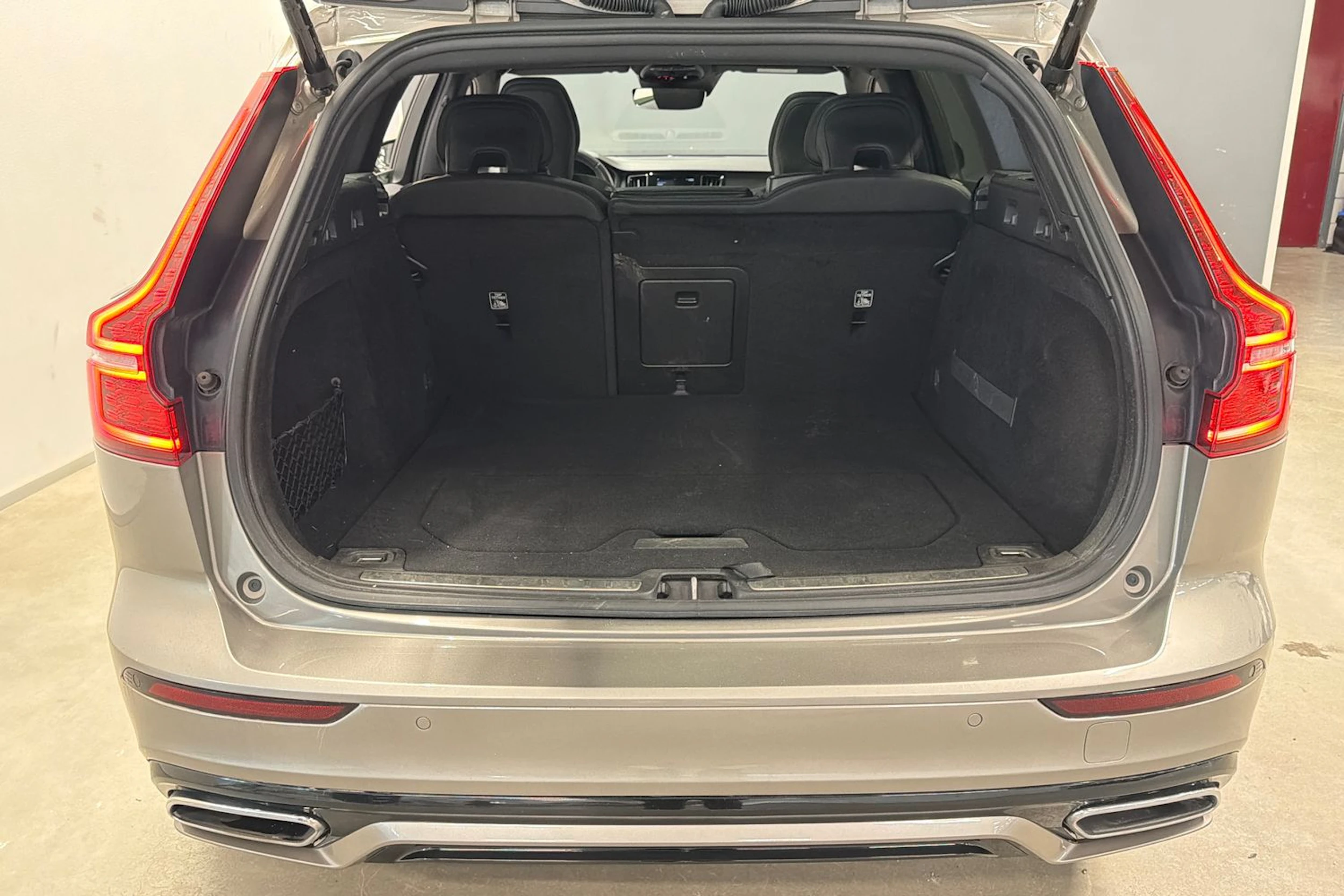 harmaa Volvo V60 2019 kuva 28.